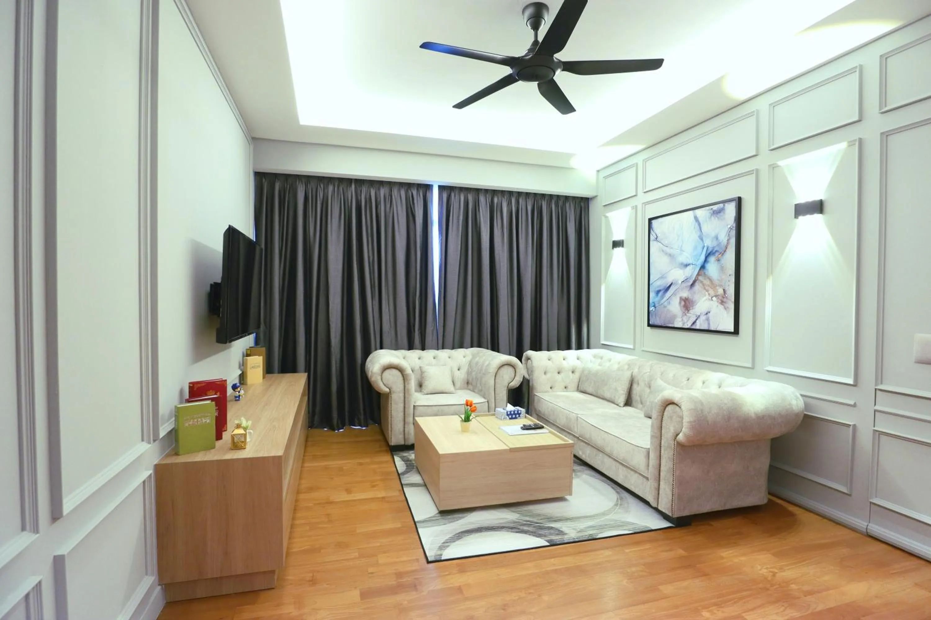 Seating area in Leo Guesthouse at Anggun Residence Suite