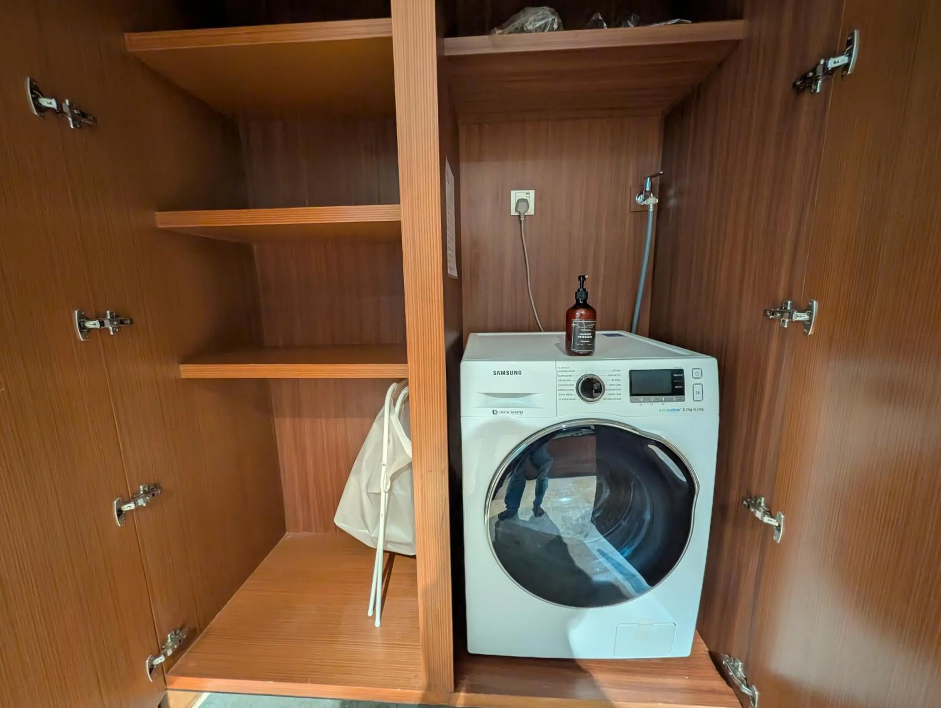 washing machine in Leo Guesthouse at Anggun Residence Suite