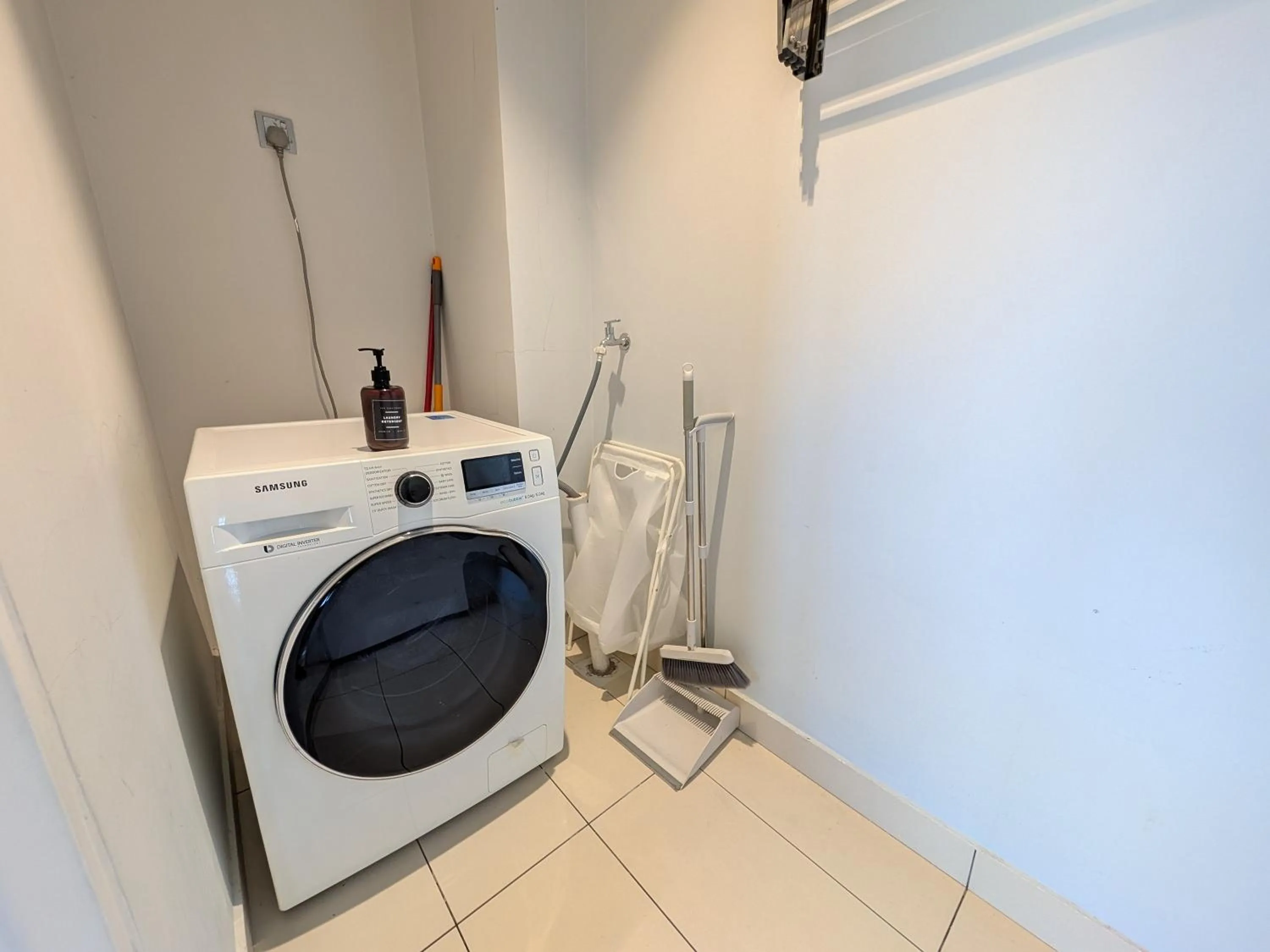 washing machine in Leo Guesthouse at Anggun Residence Suite