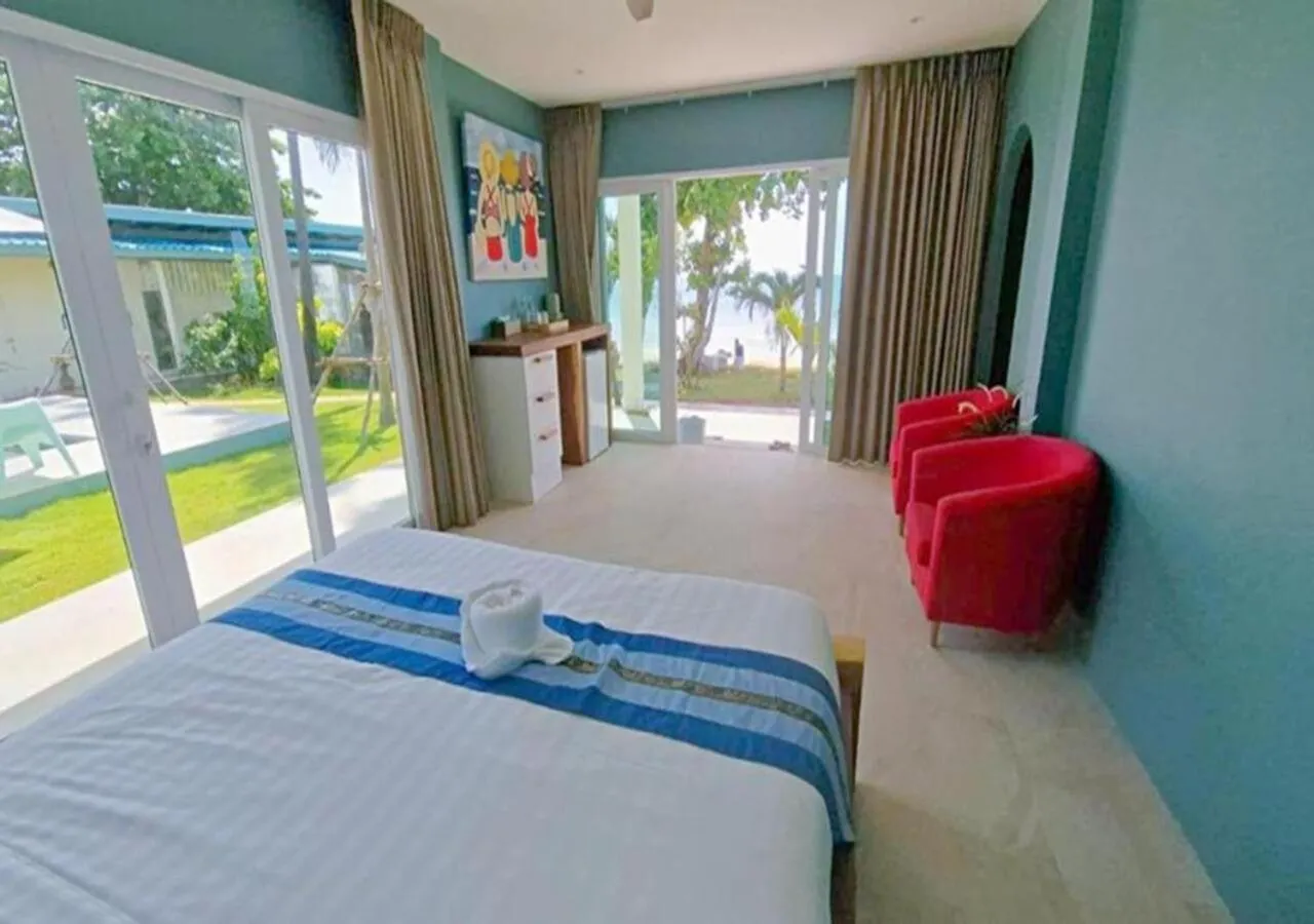 Bedroom, Bed in Le Petit Saint Tropez