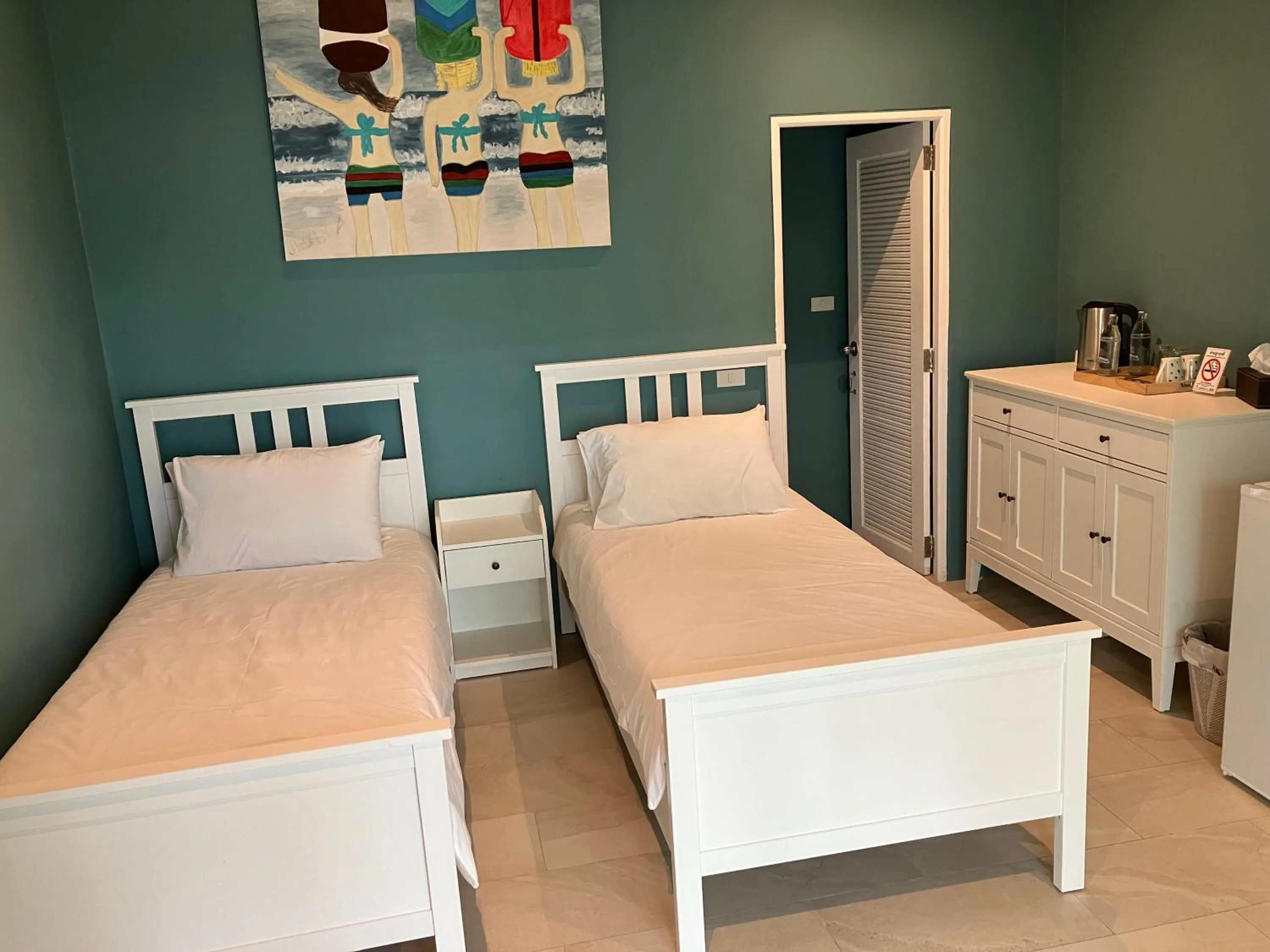 Bedroom, Bed in Le Petit Saint Tropez