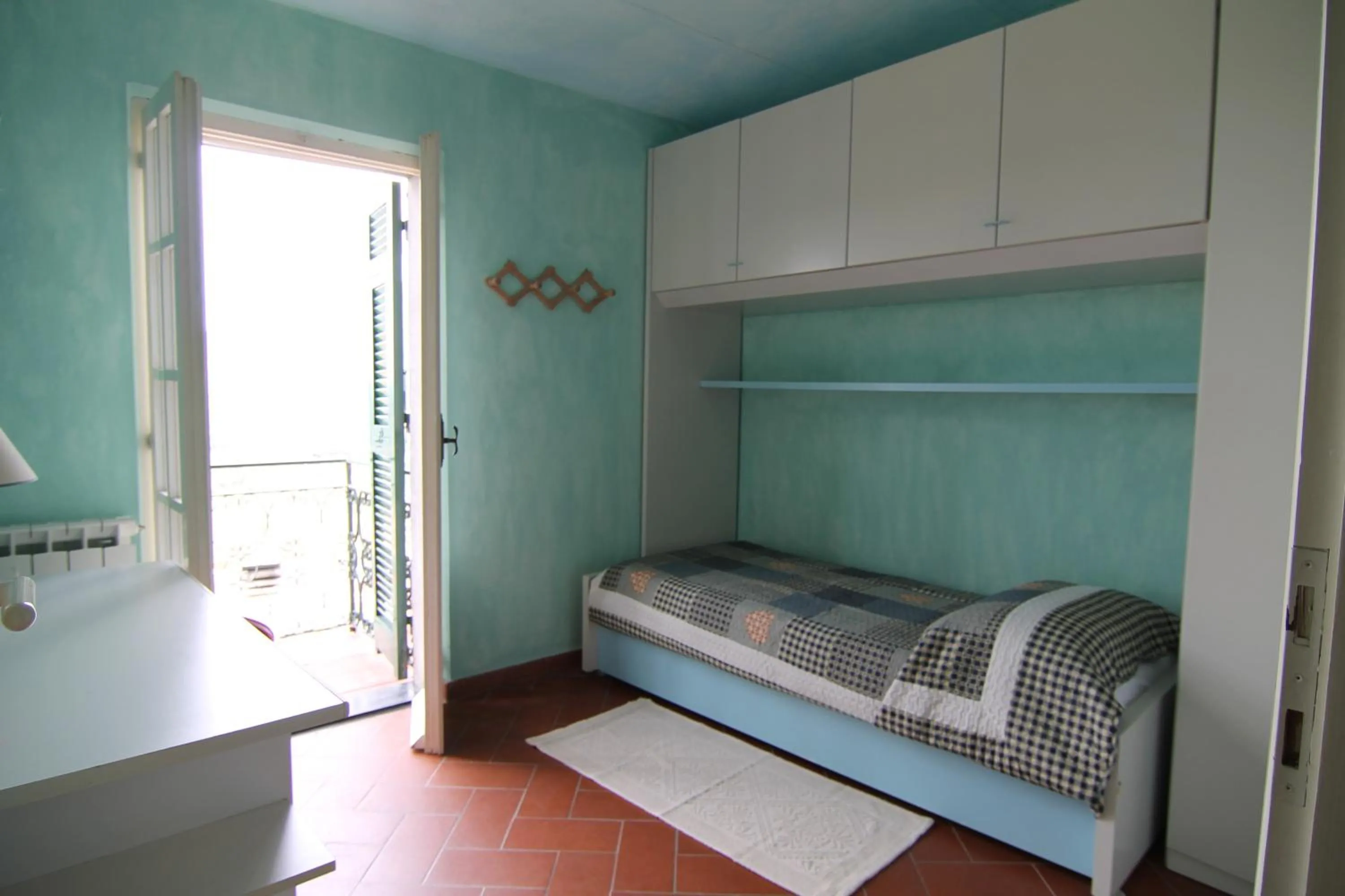 Bedroom, Bed in Five Lands Pink Cottage
