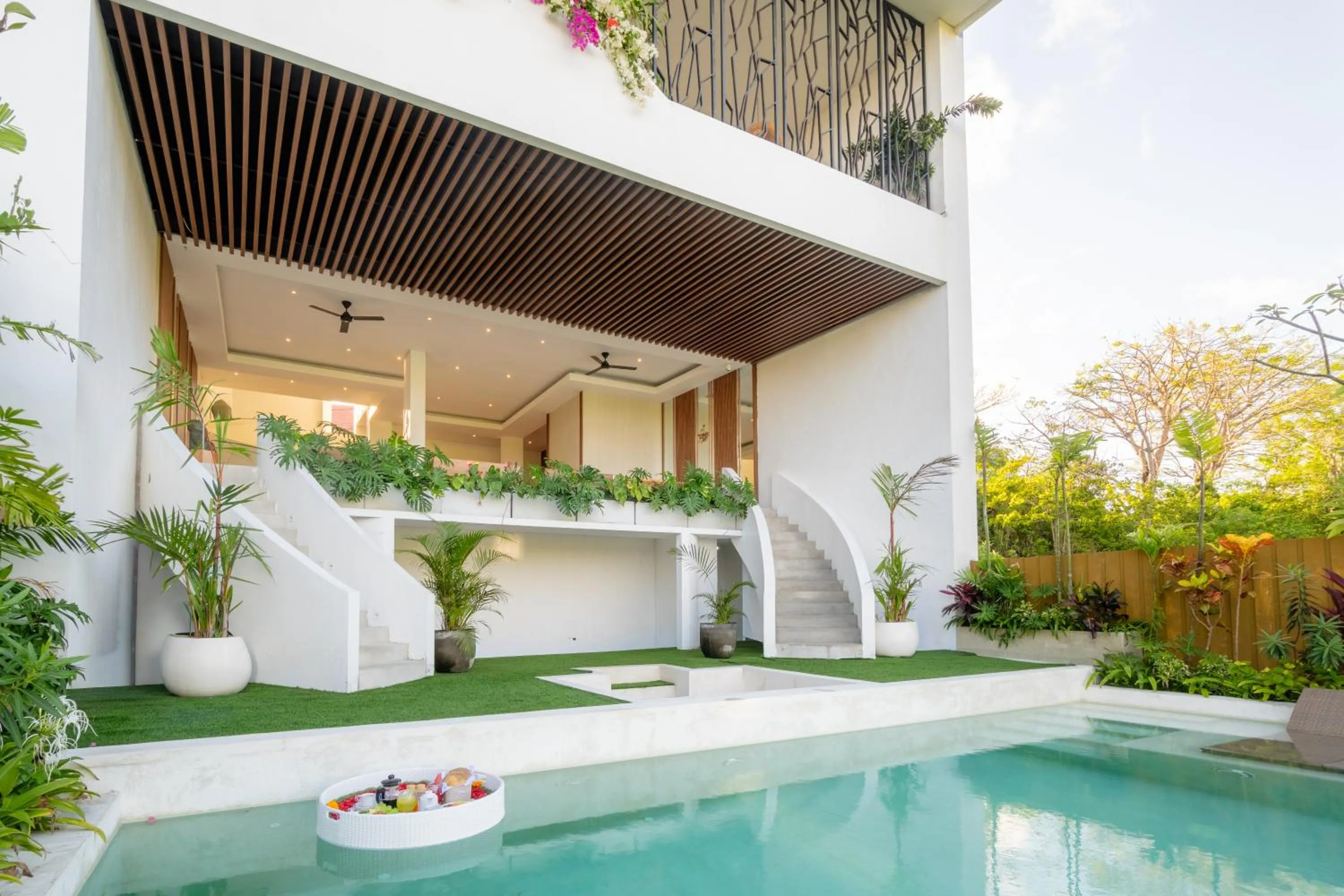 Swimming pool in Villa Cliffo by Premier Hospitality Asia