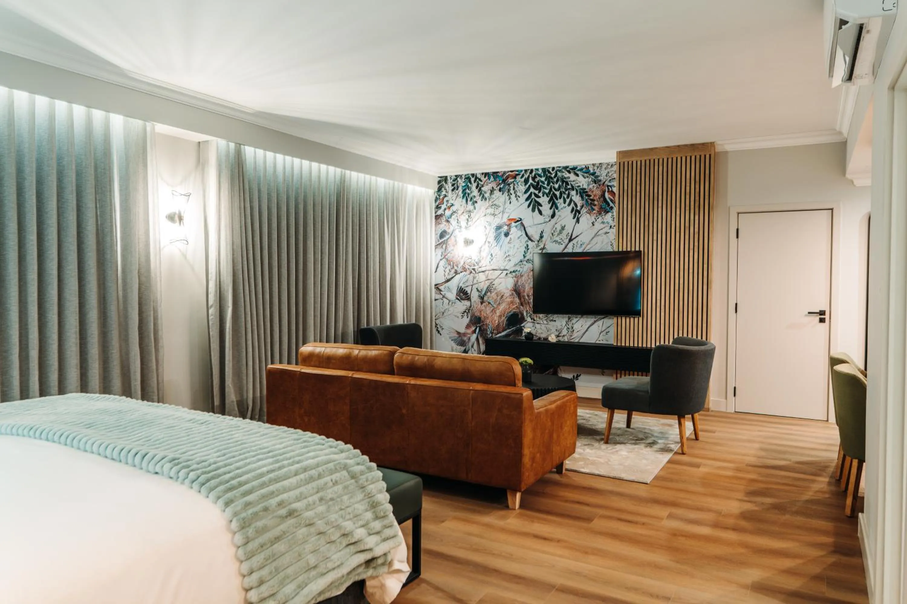 Lounge or bar, Bed in Emerald Resort & Casino