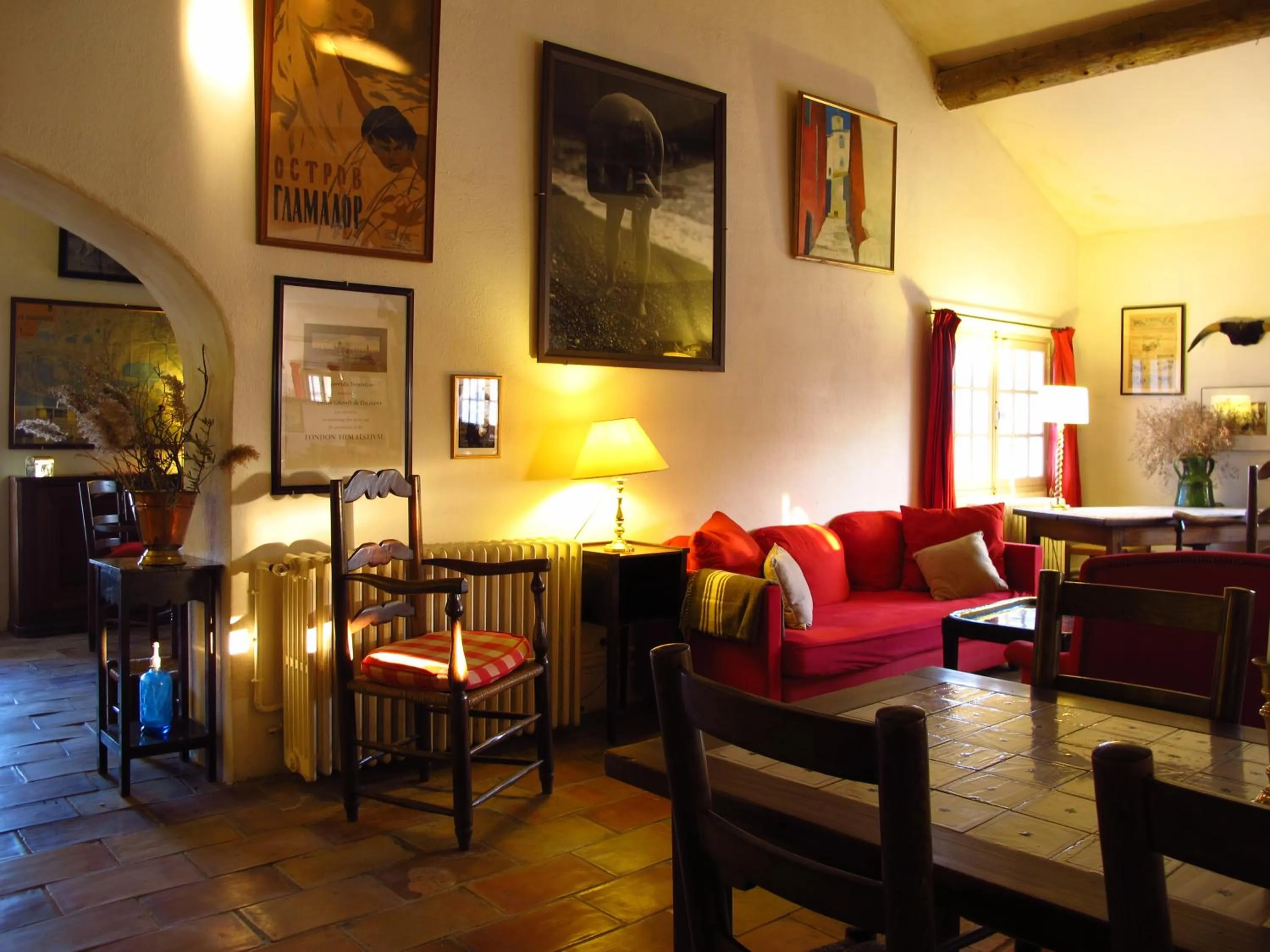 Lounge or bar in Cacharel