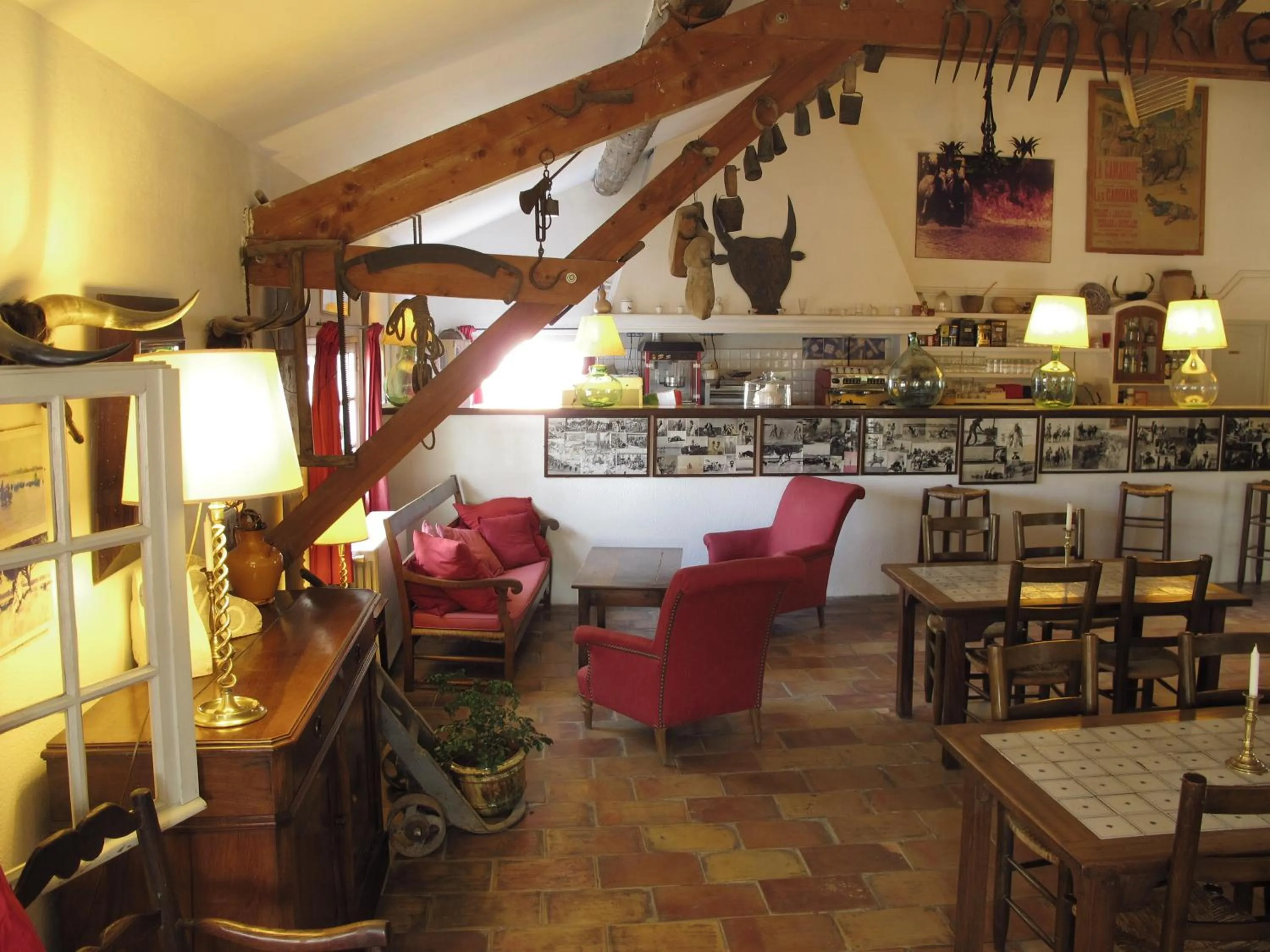 Lounge or bar in Cacharel