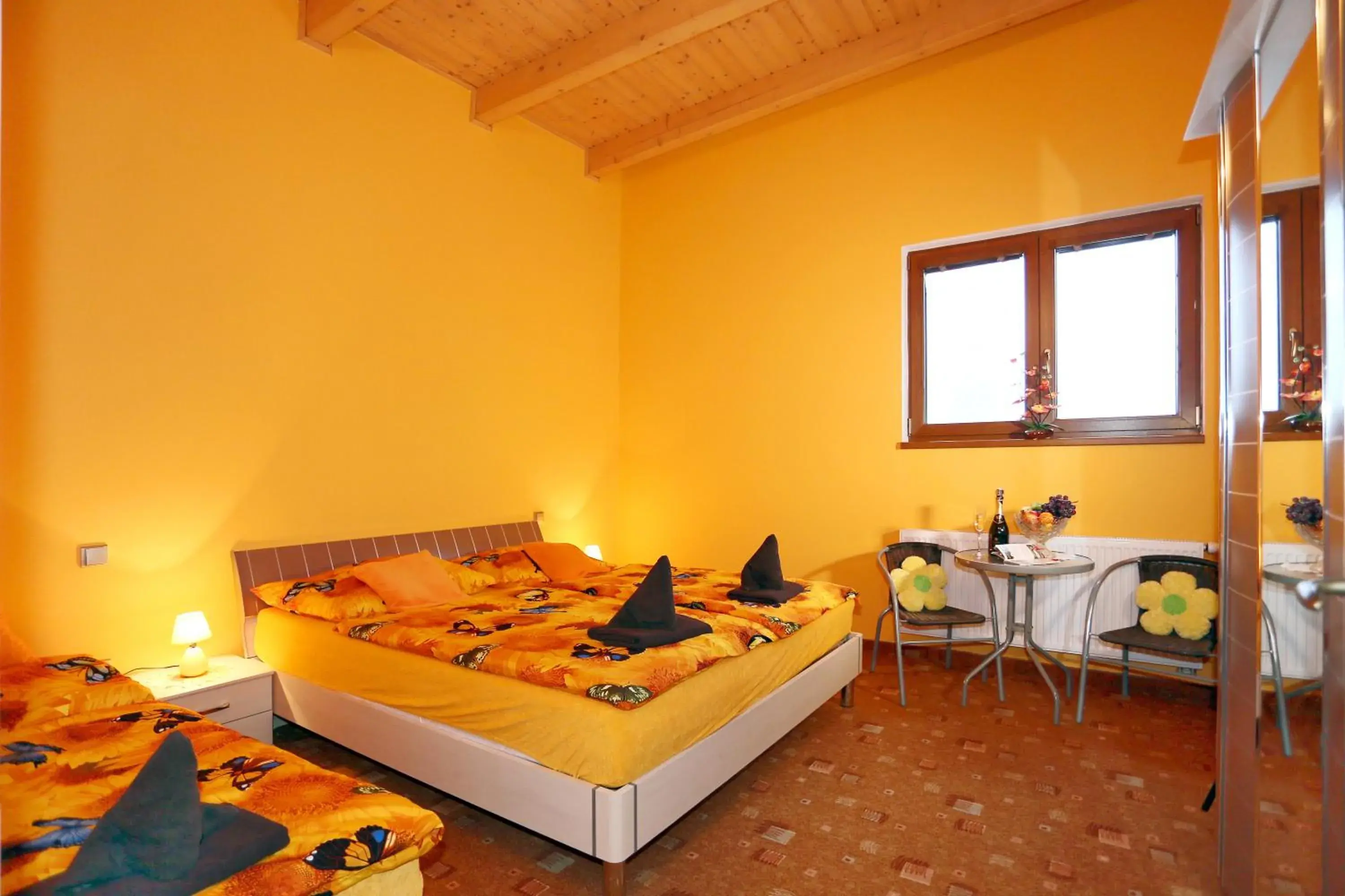 Standard Triple Room in Pension Sunset Mezirolí Standard Triple Room in Pension Sunset Mezirolí