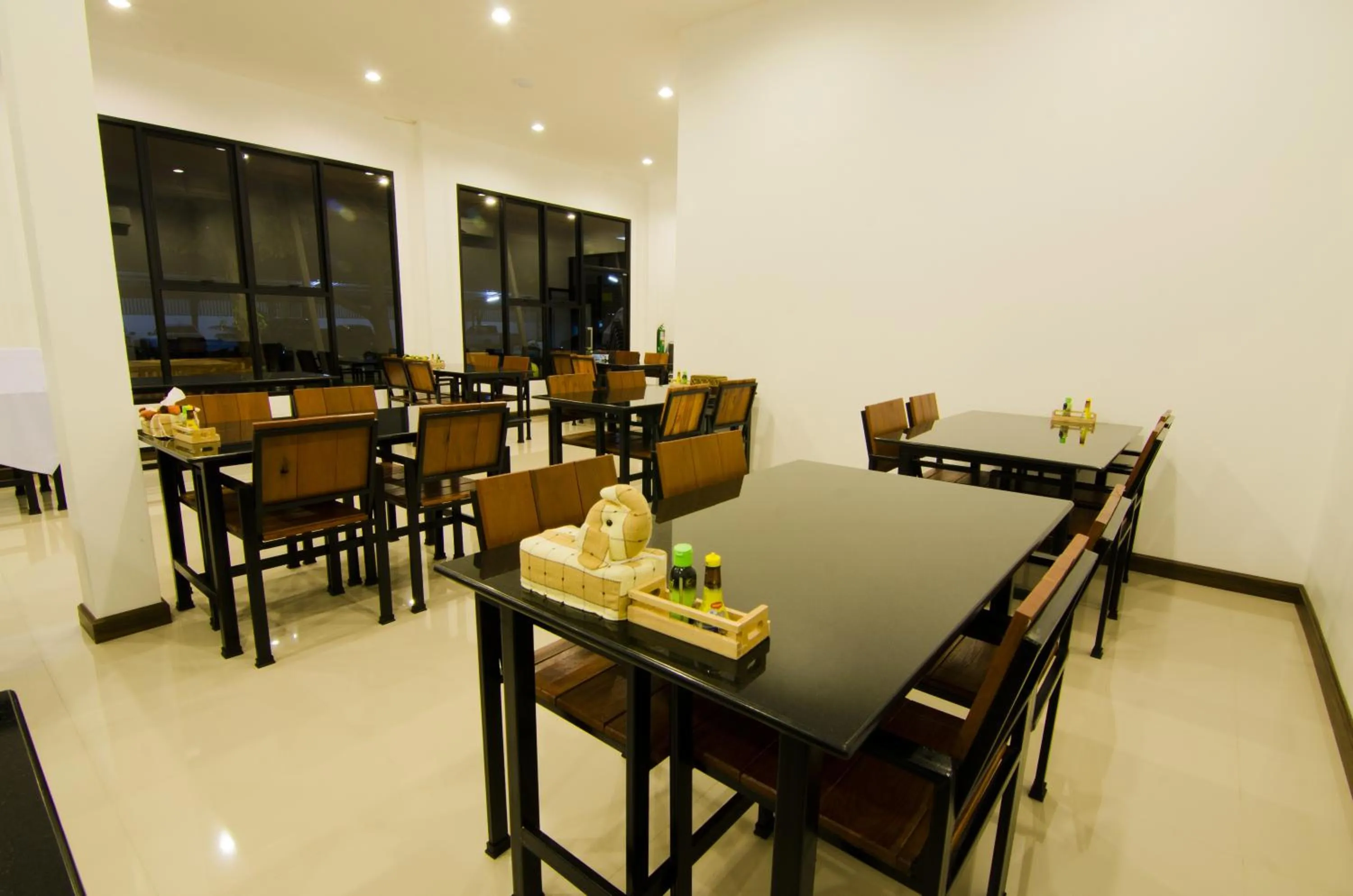 Restaurant/places to eat in NP Hotel
