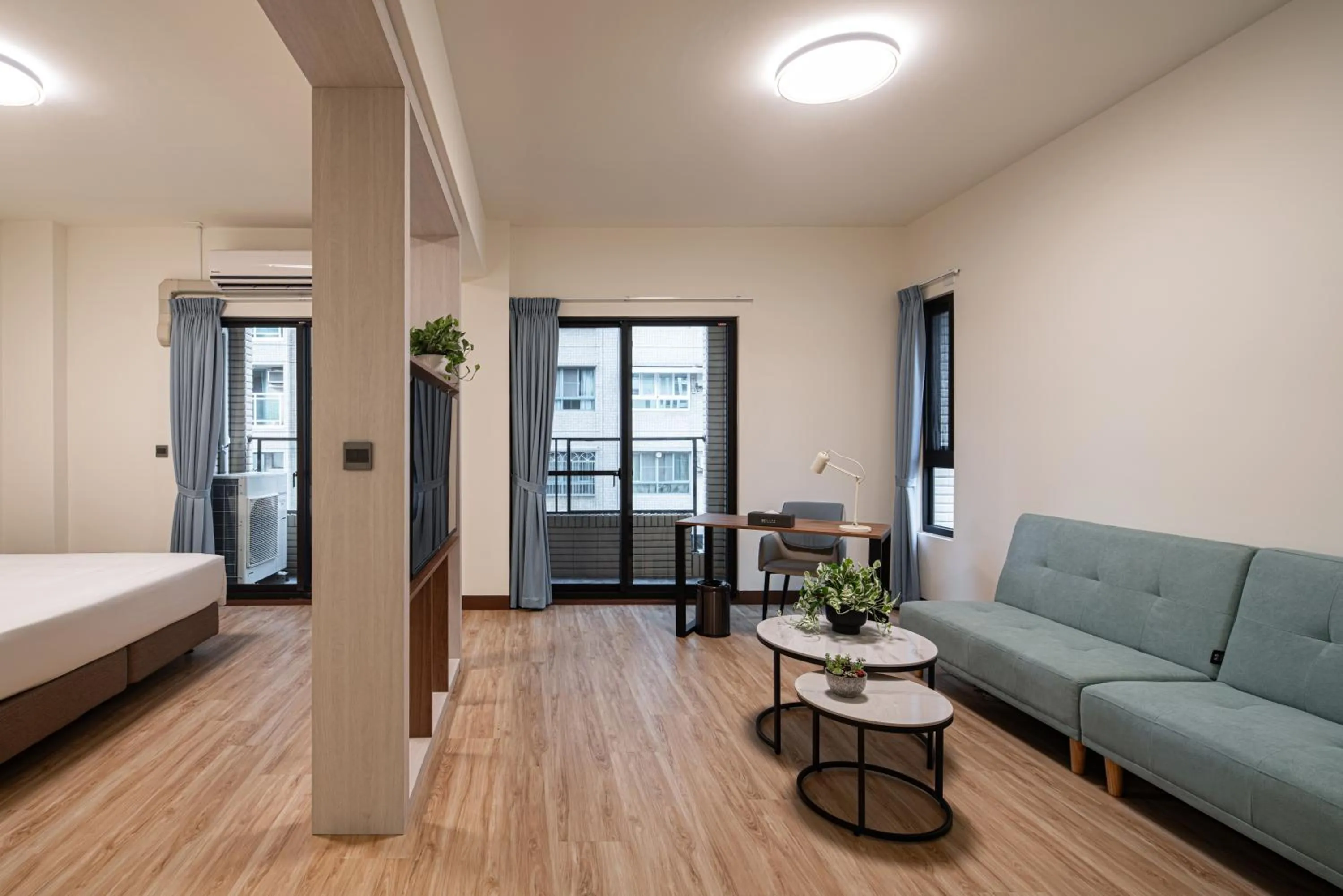 Living room, Bed in Water Woods Inn