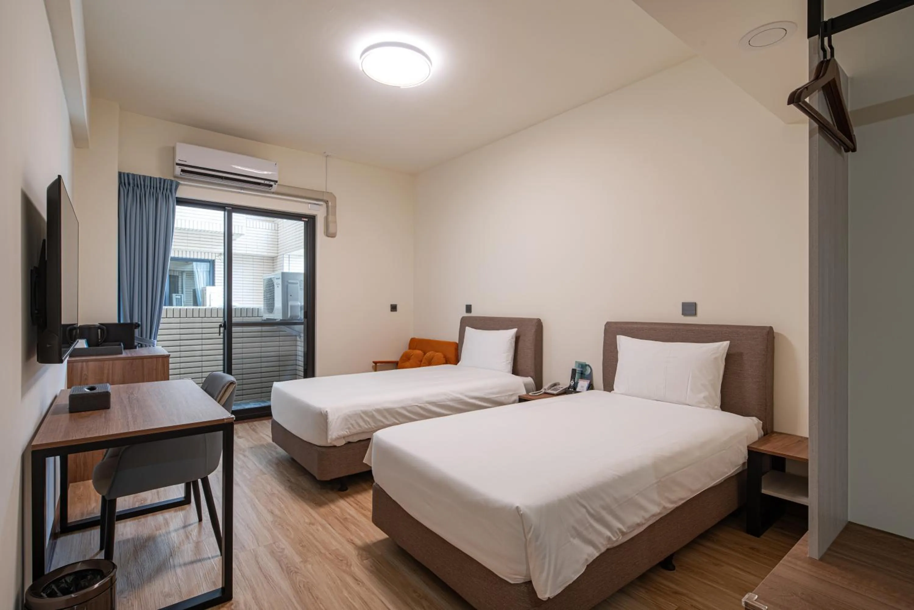 Photo of the whole room, Bed in Water Woods Inn