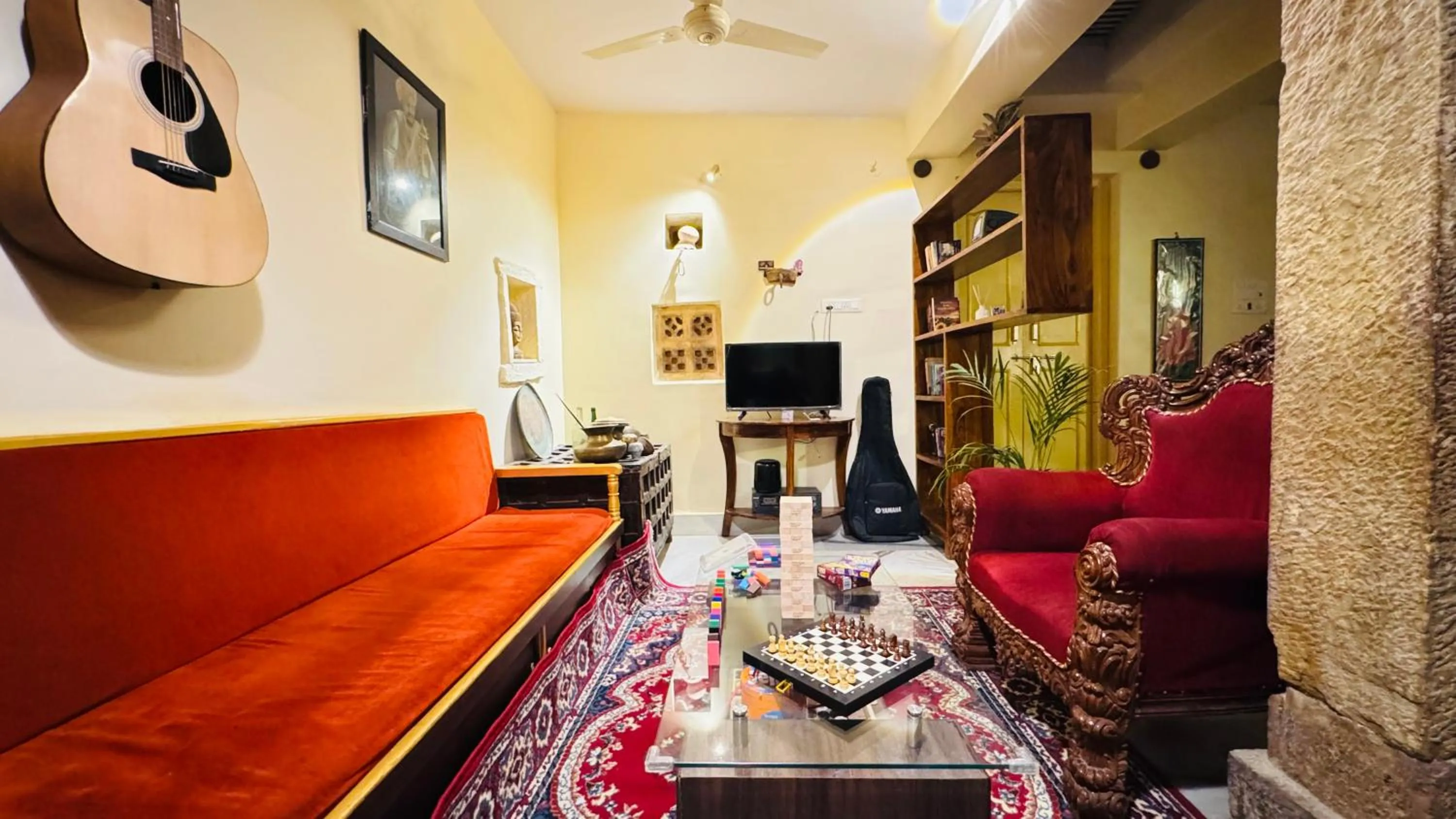 Communal lounge/ TV room in Hotel Himmat Niwas