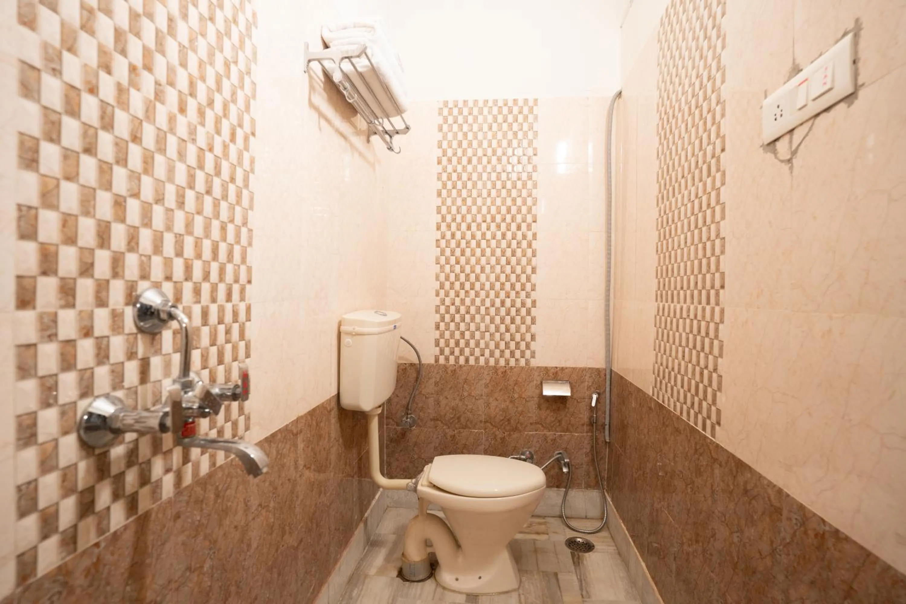 Shower in Hotel Himmat Niwas