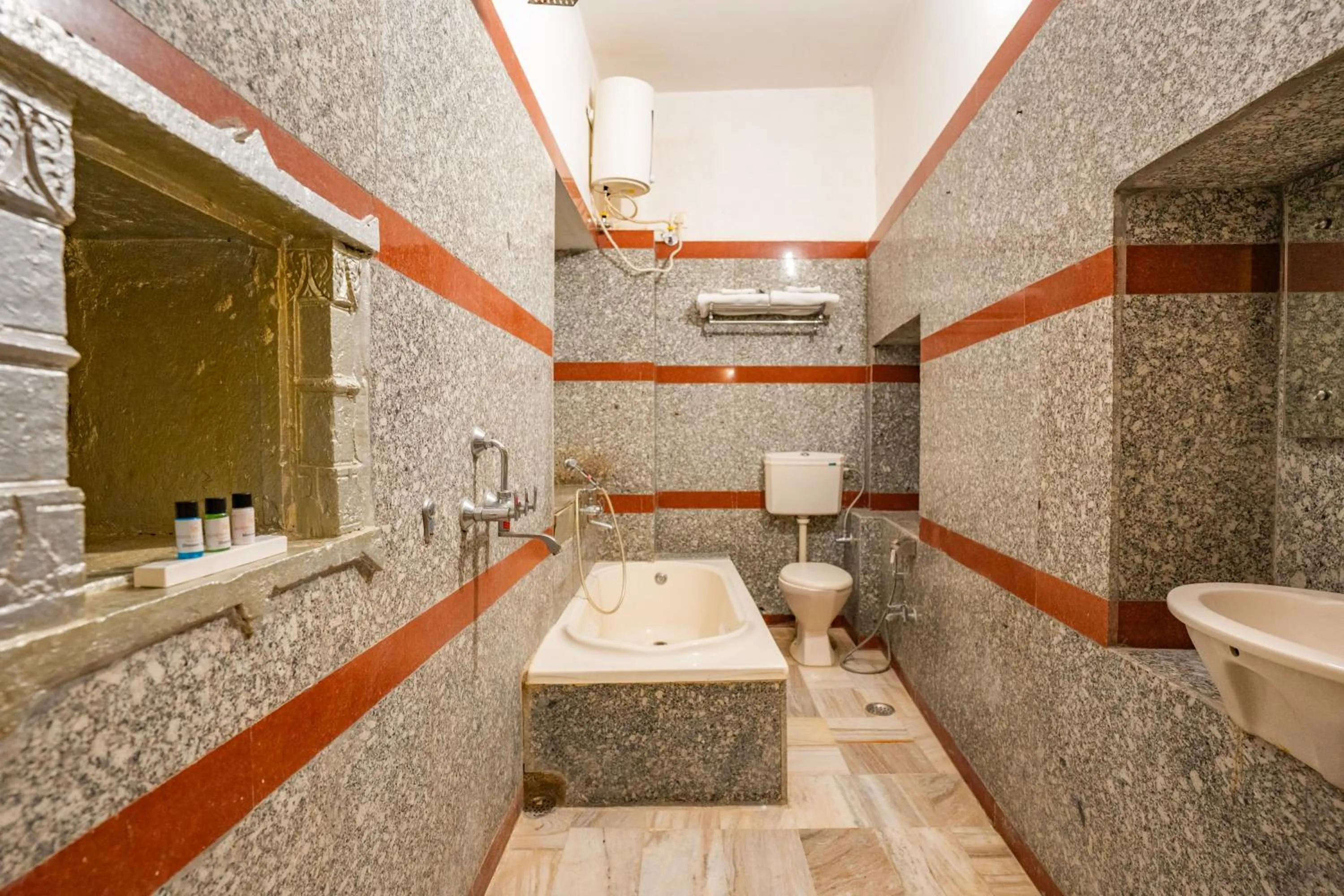 Shower in Hotel Himmat Niwas