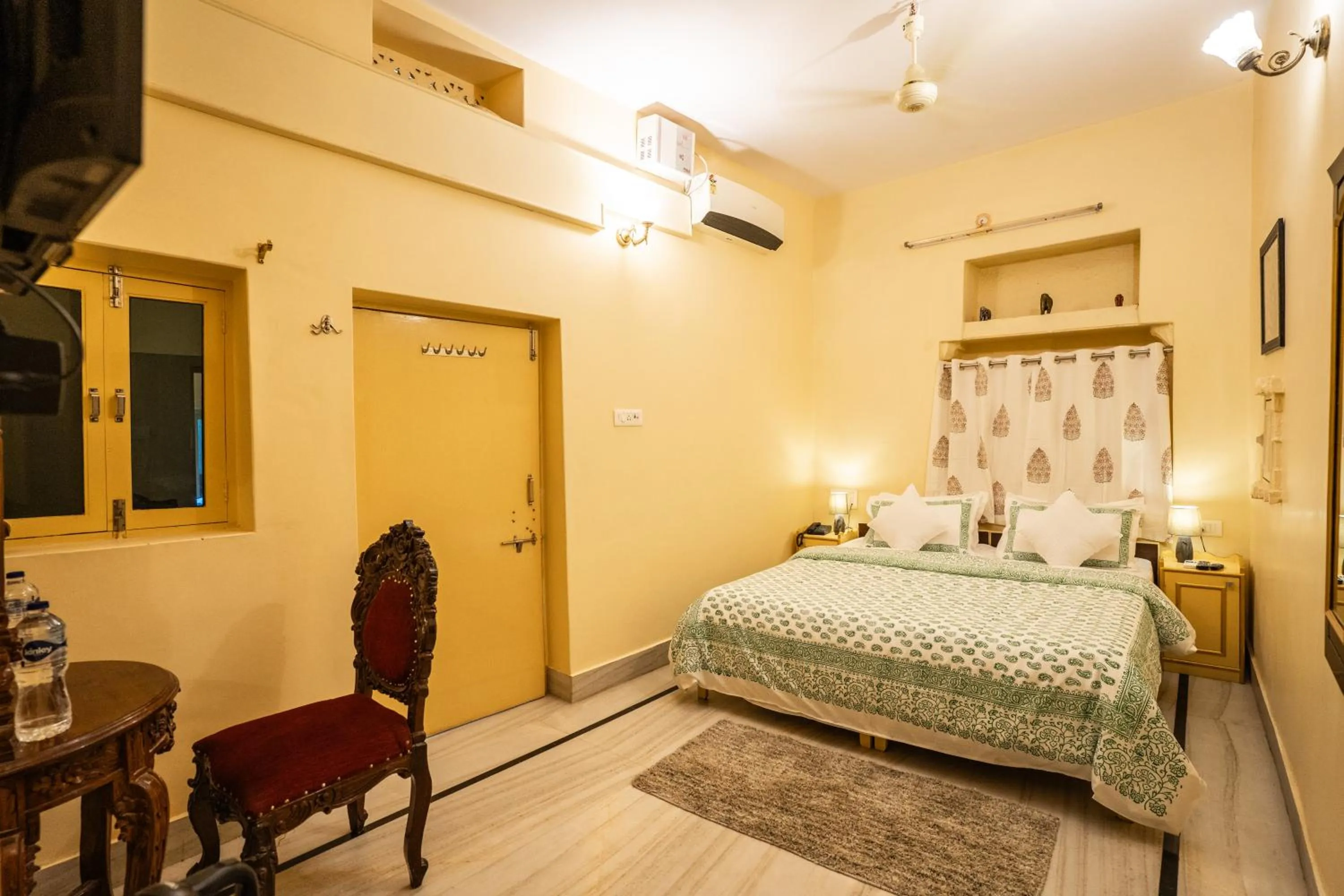 Bed in Hotel Himmat Niwas