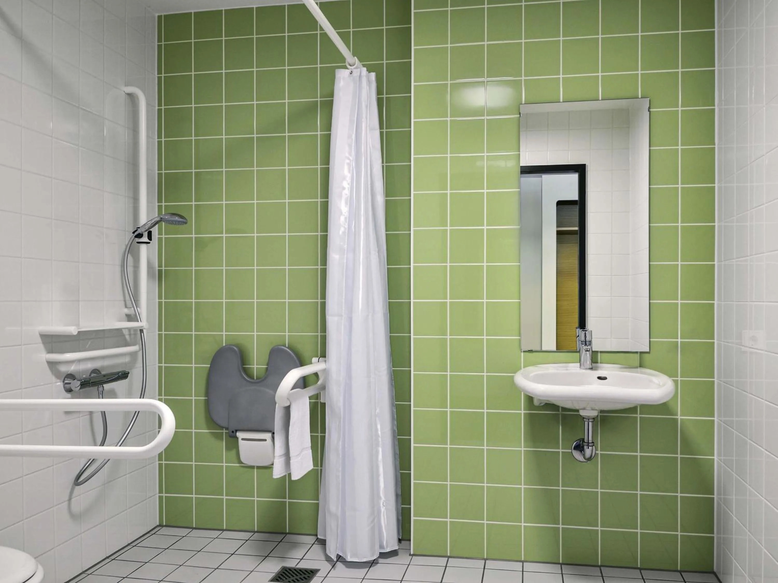 Shower in B&B Hotel Osnabrück