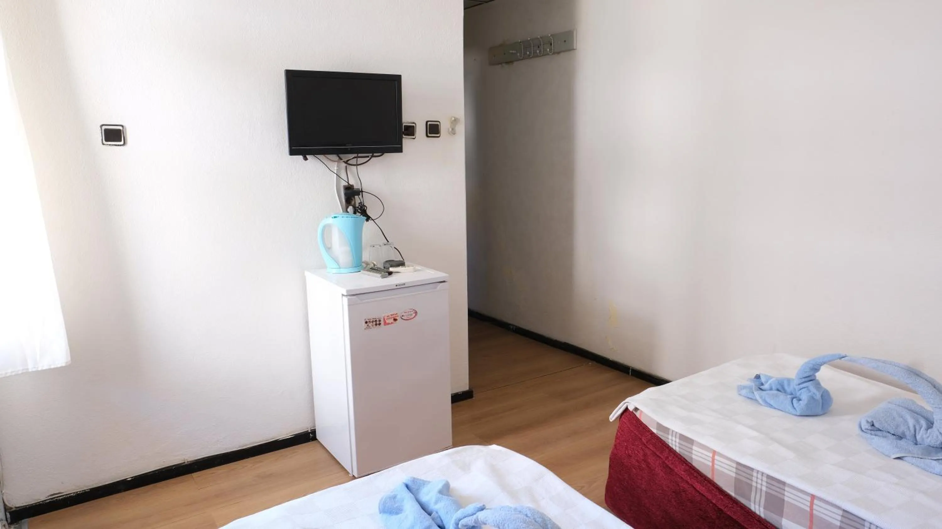 Communal lounge/ TV room, Bed in Hisar Otel