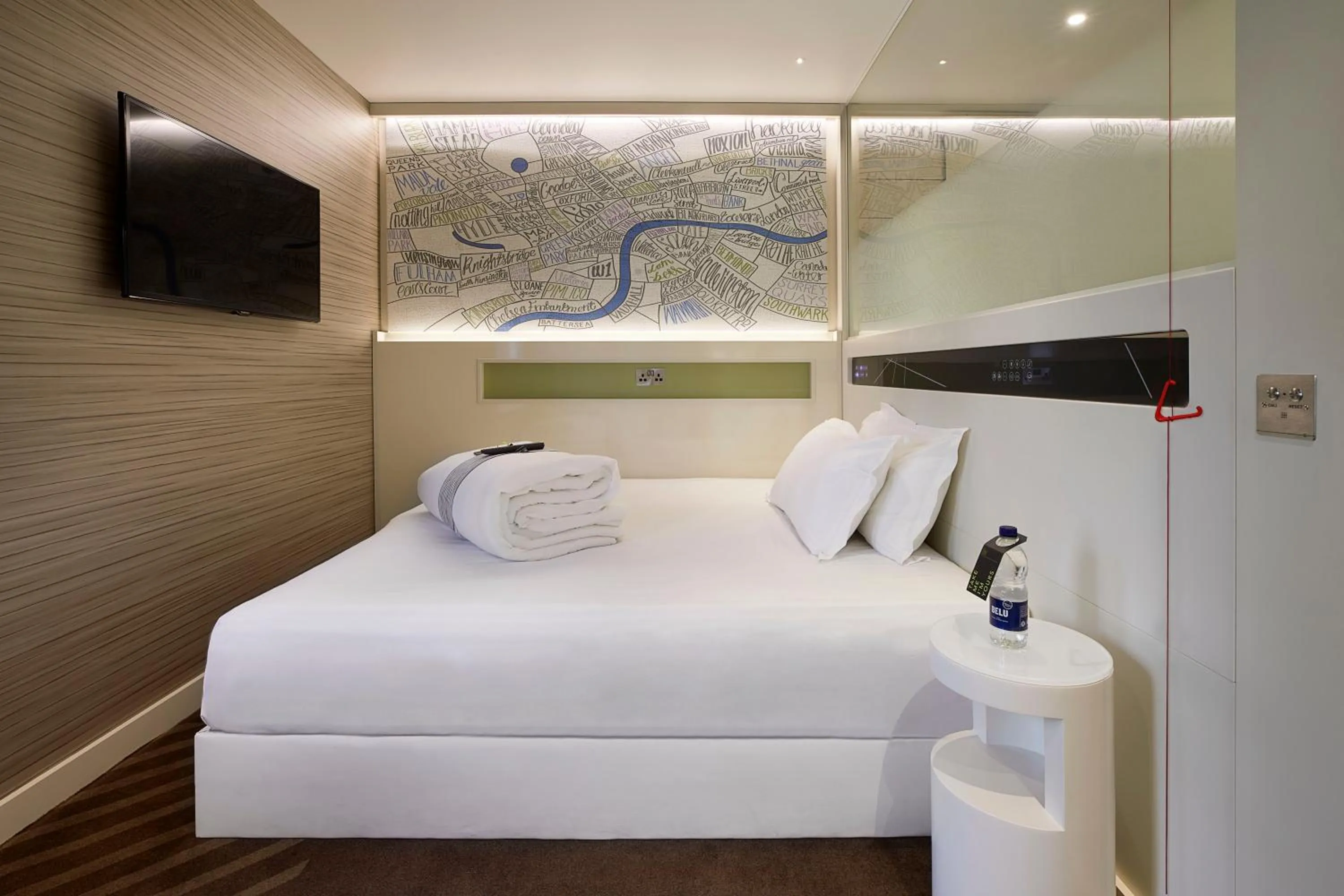 Bedroom, Bed in hub Edinburgh City Centre - Rose Street