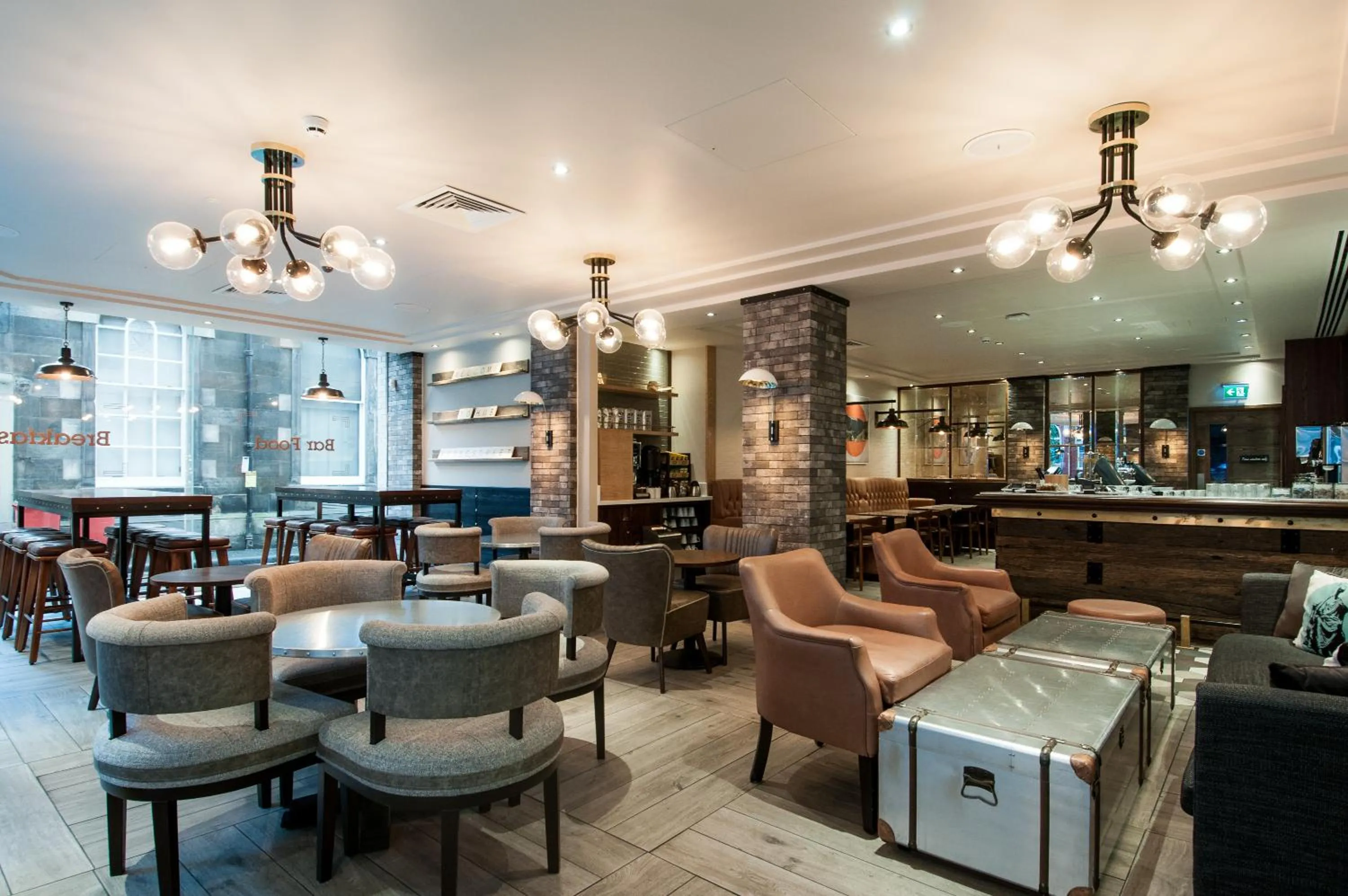 Lounge or bar in hub Edinburgh City Centre - Rose Street