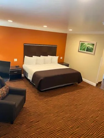 Photo of the whole room, Bed in Convention Center Inn & Suites