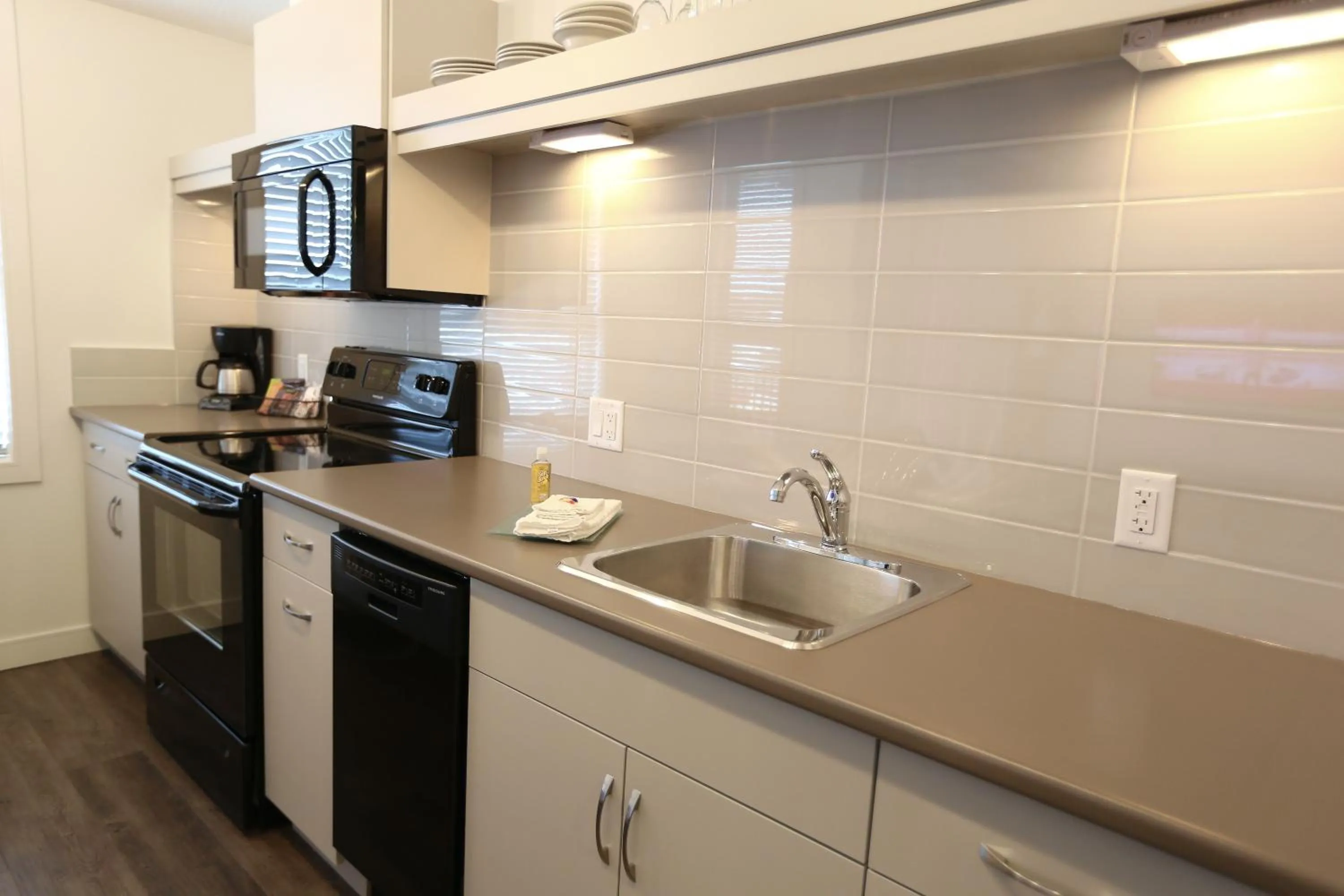 Kitchen or kitchenette, Kitchen/Kitchenette in Ramada by Wyndham Fort McMurray