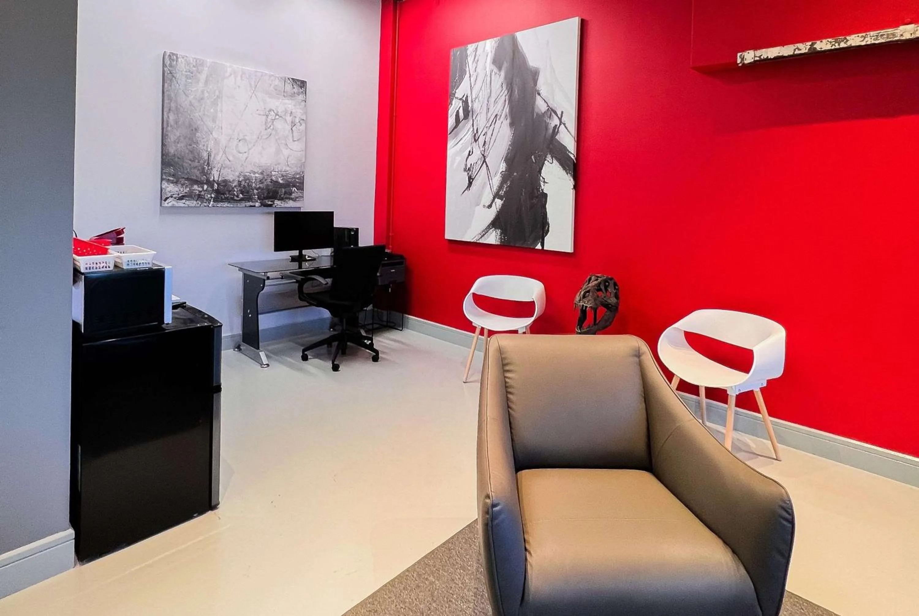 Business facilities, Seating Area in Ramada by Wyndham Fort McMurray