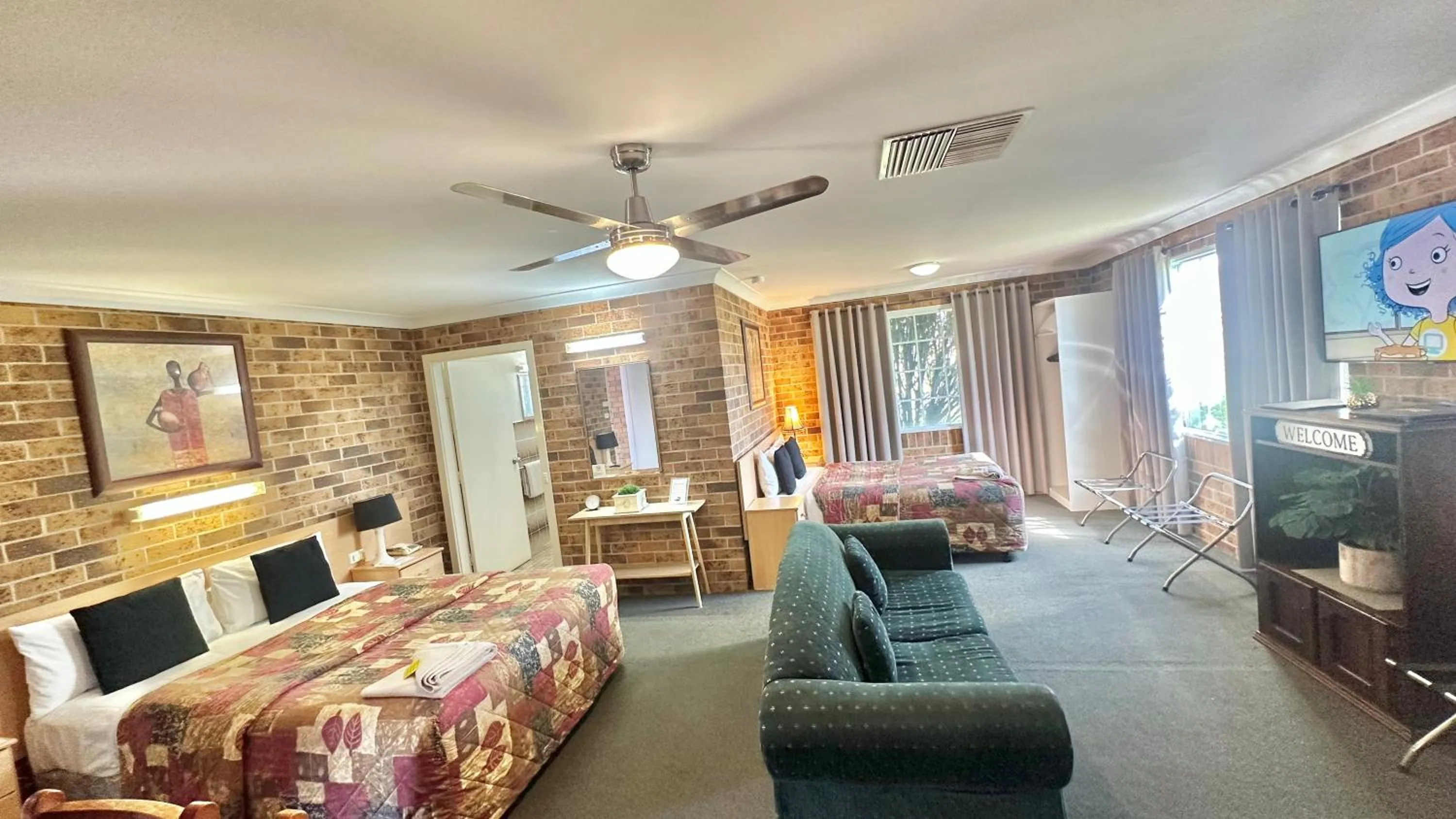 Bed in Golden Grain Motor Inn