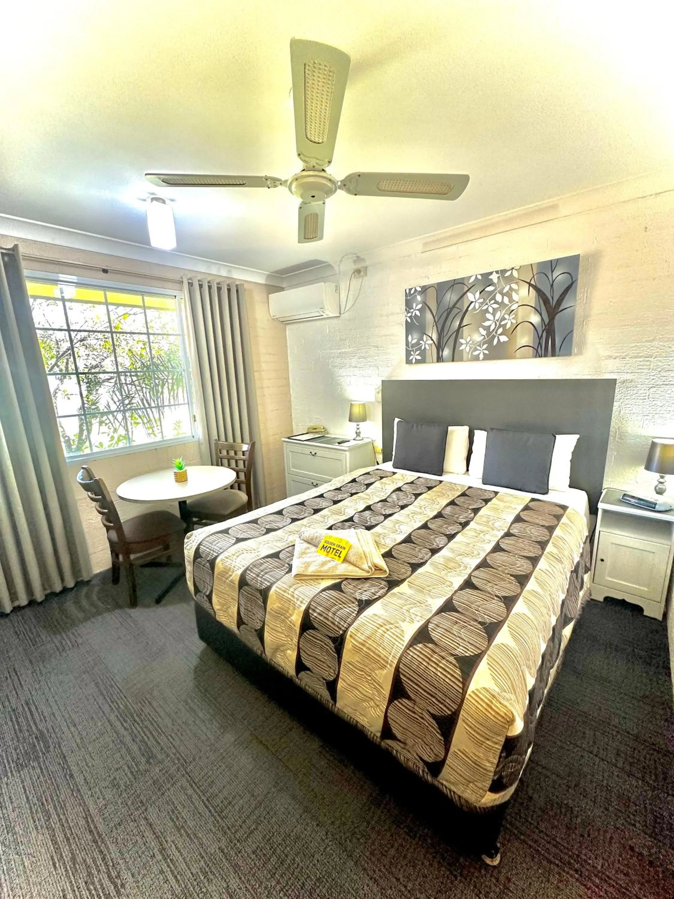 Bed in Golden Grain Motor Inn