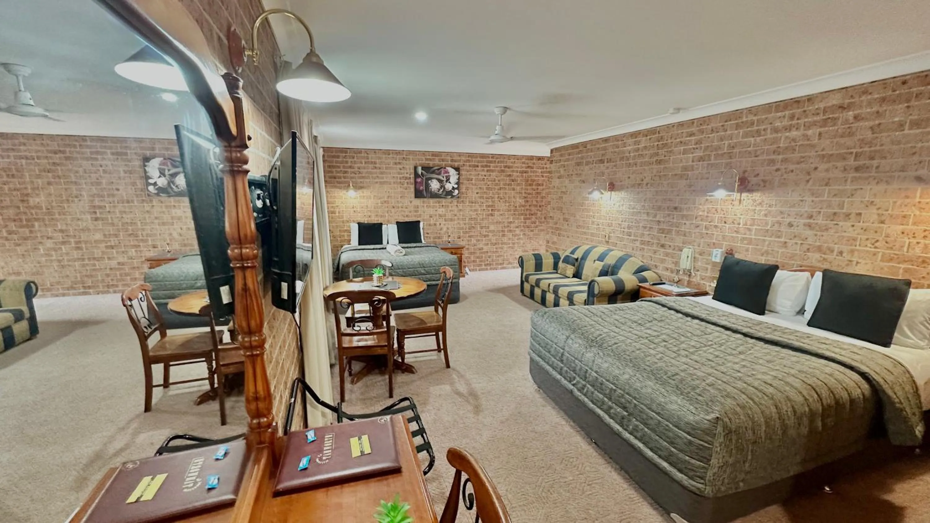 Bed in Golden Grain Motor Inn