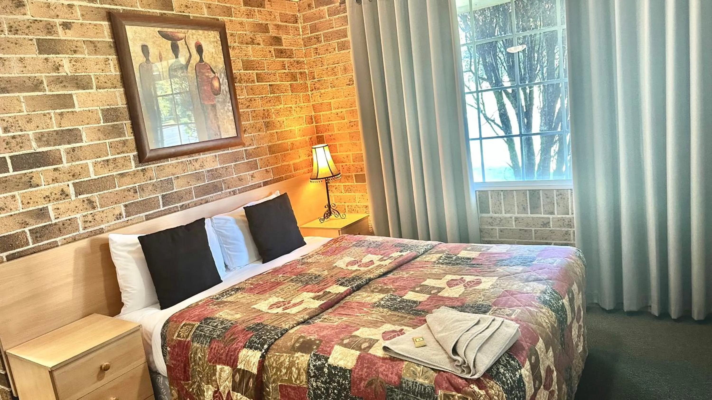 Bed in Golden Grain Motor Inn