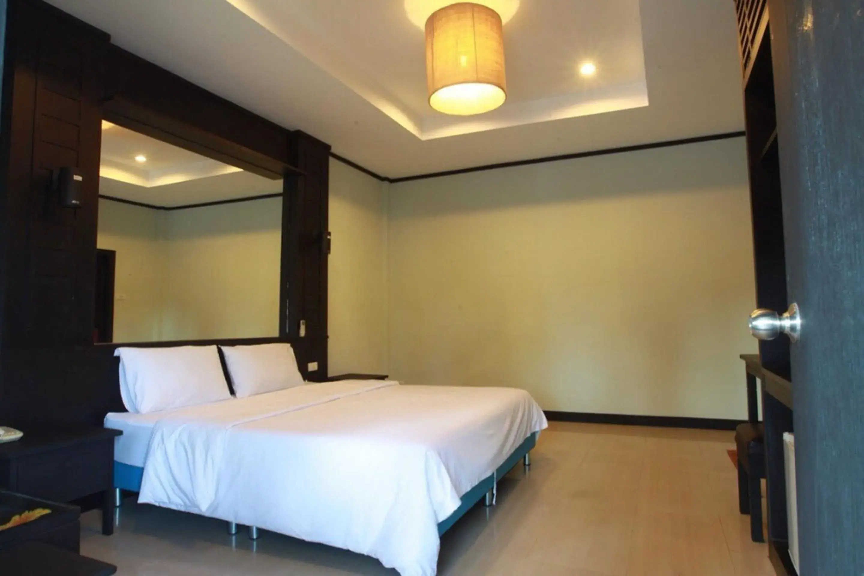 Photo of the whole room, Bed in Nice Resort Pattaya