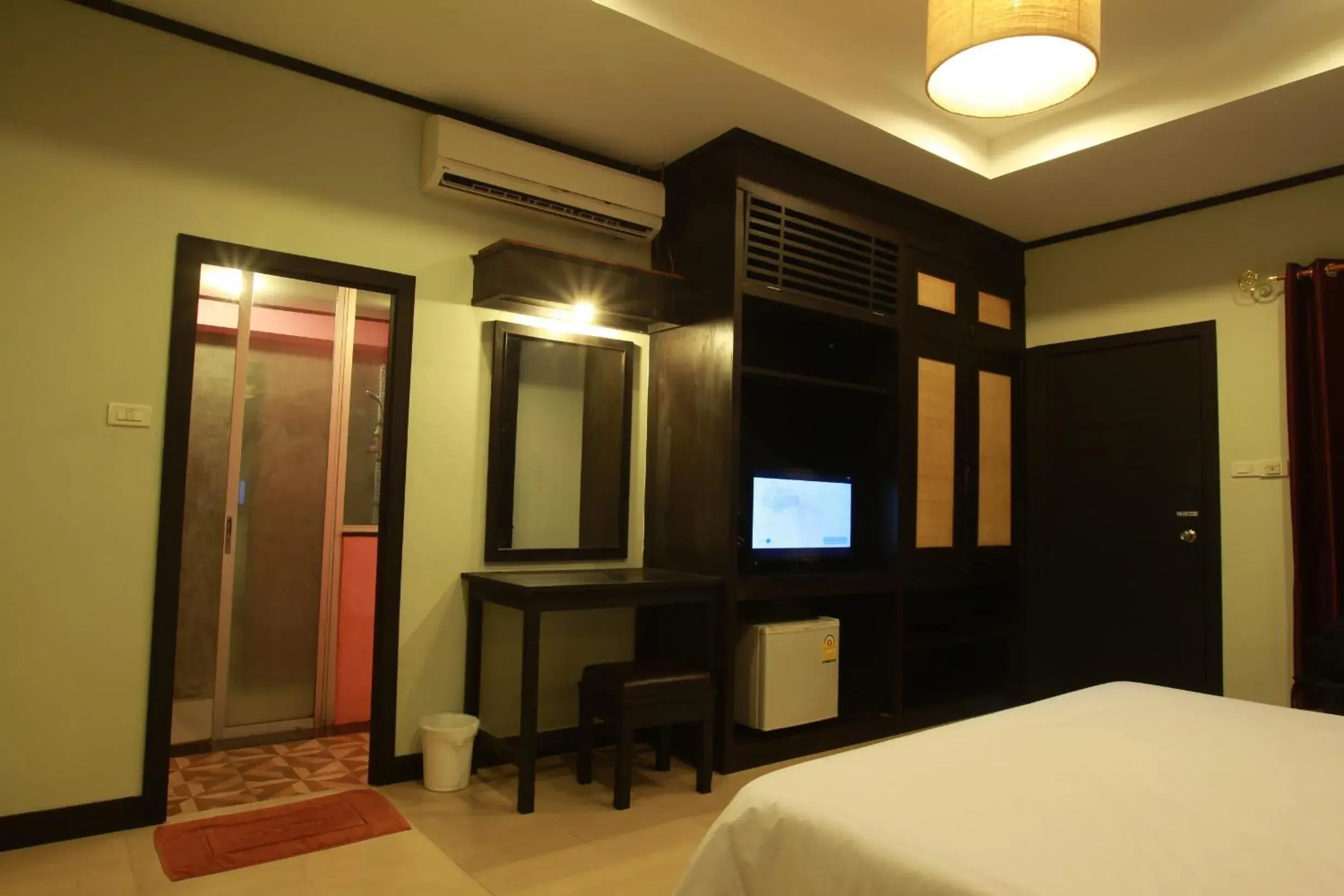 Bedroom, Bed in Nice Resort Pattaya