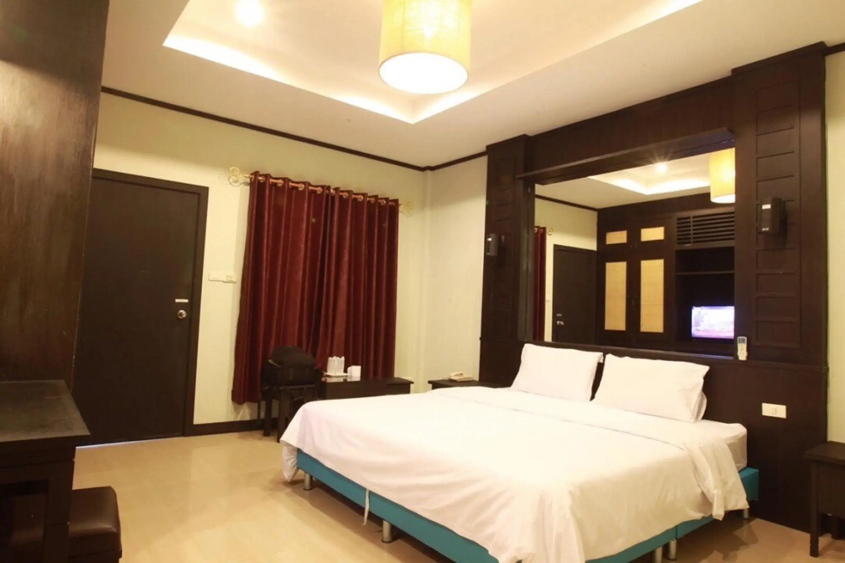 Photo of the whole room, Bed in Nice Resort Pattaya