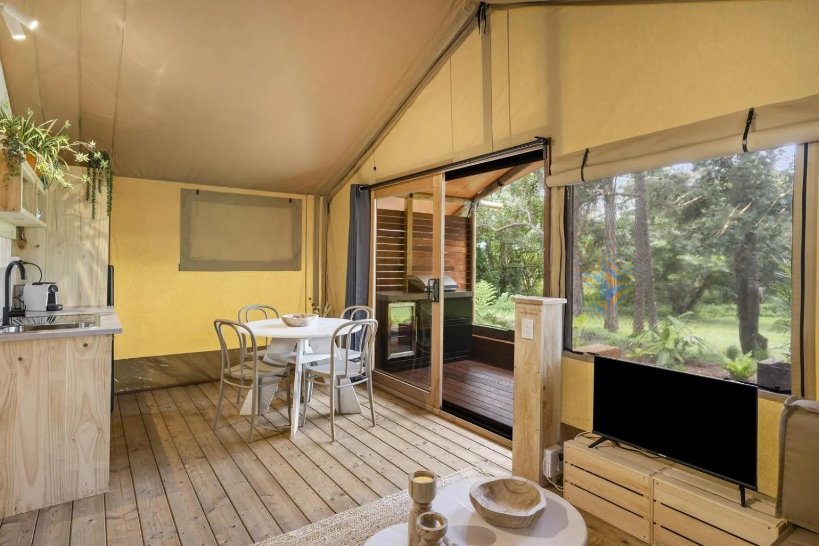 Dining area in Ingenia Holidays Byron Bay