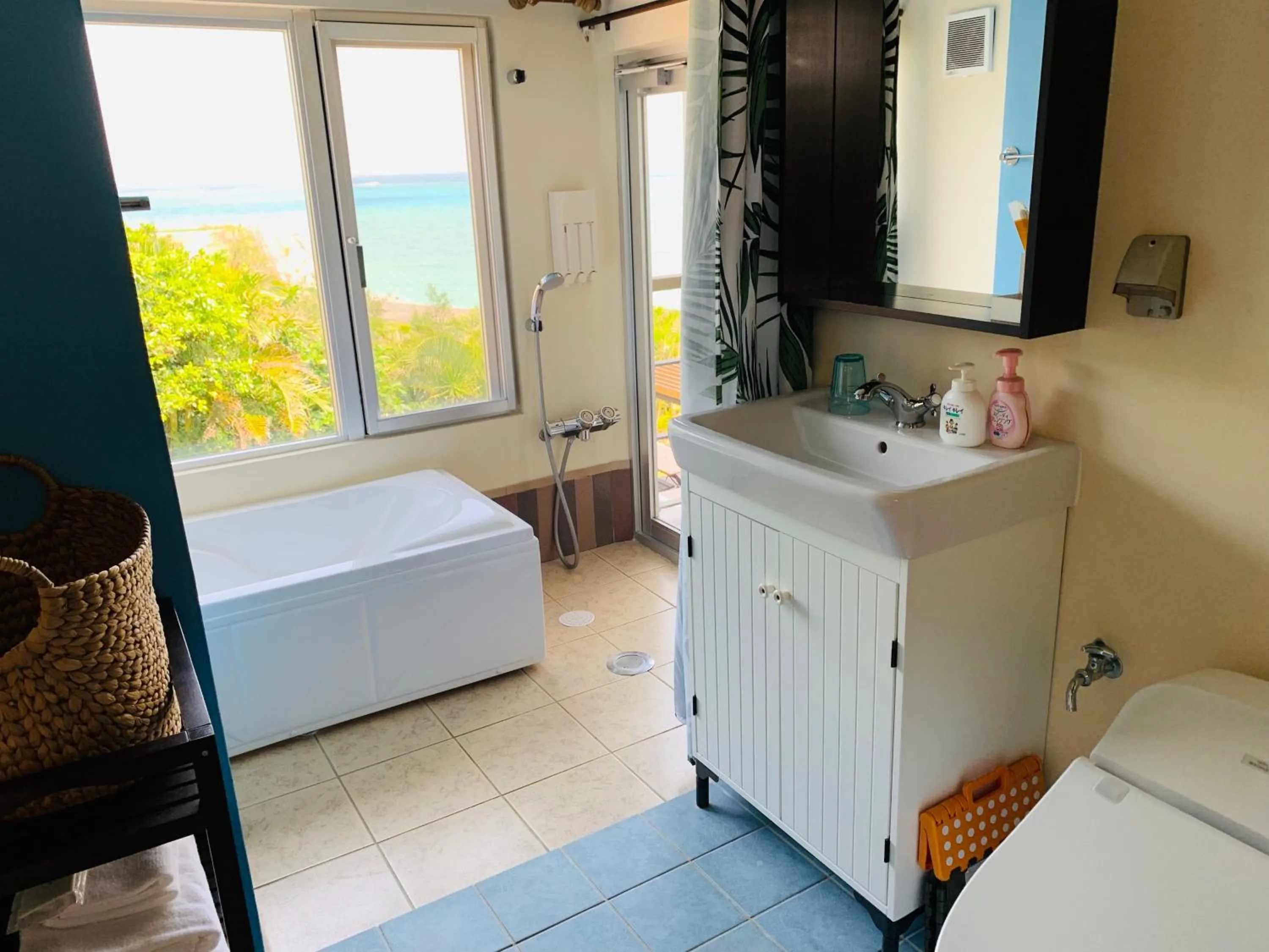 Shower, Bed in Ma-Blue Garden House