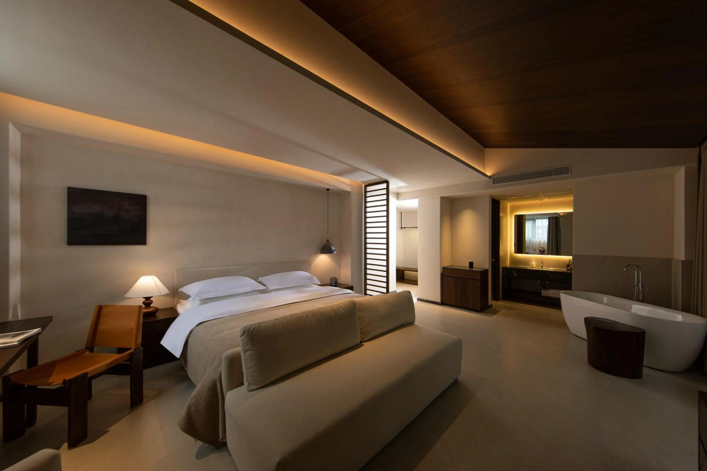 Queen Suite with Spa Bath in LiJiang Azure Horizon Hotel-The Big Water Wheel Branch