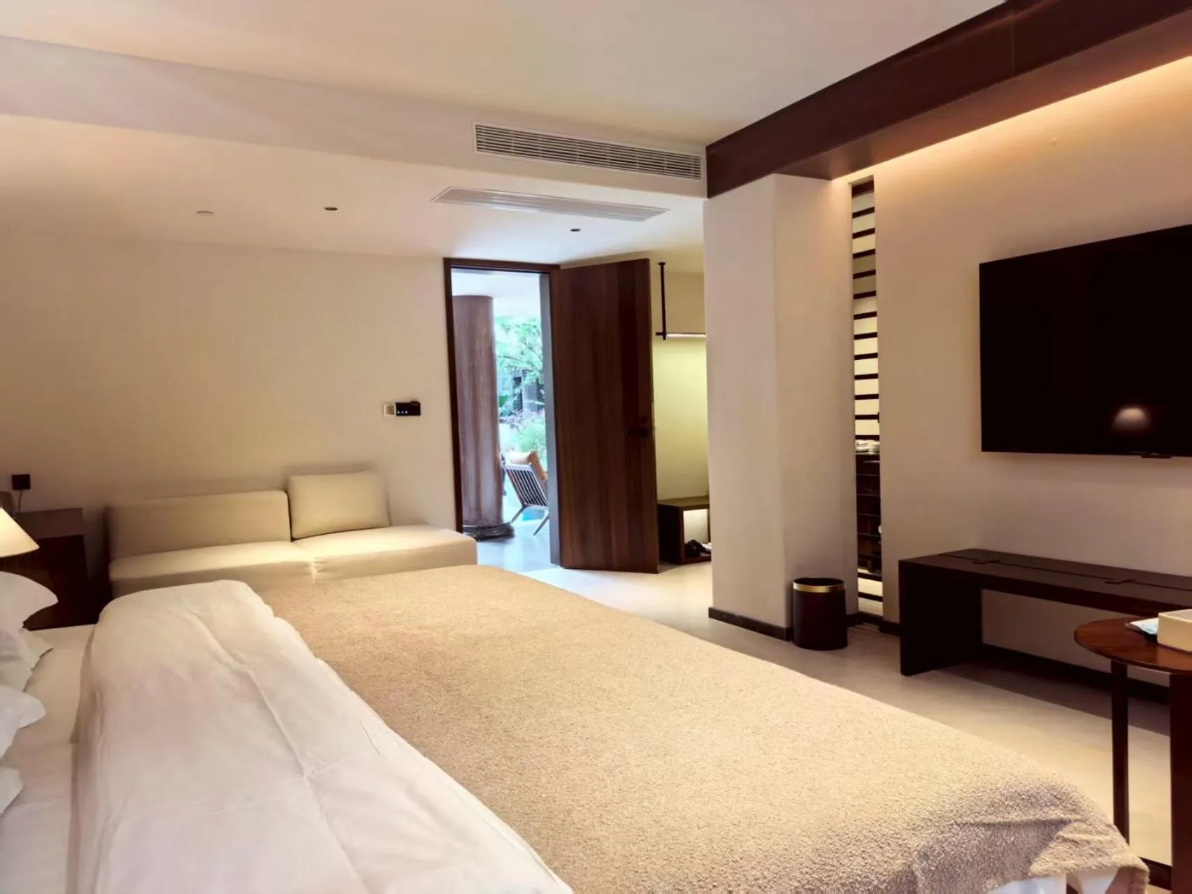 Superior King Room in LiJiang Azure Horizon Hotel-The Big Water Wheel Branch