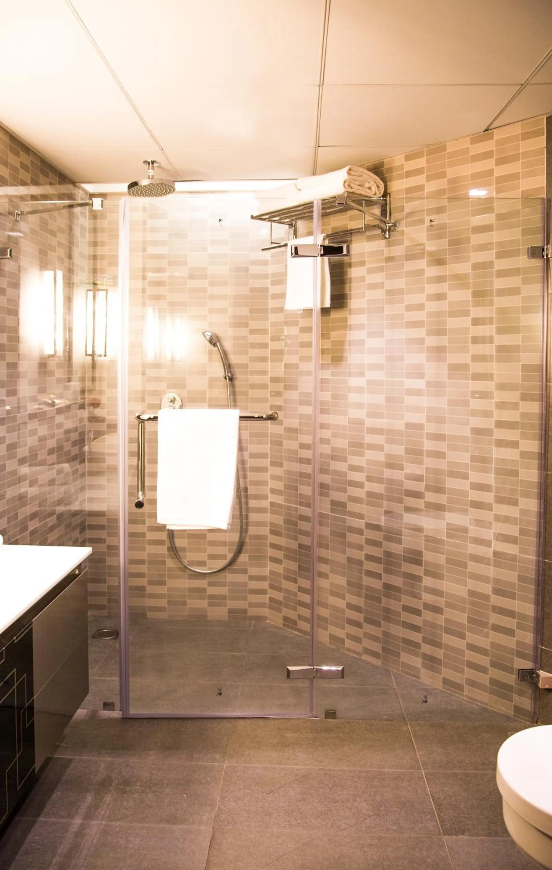 Shower in T24 Residency Mumbai International Airport Hotel