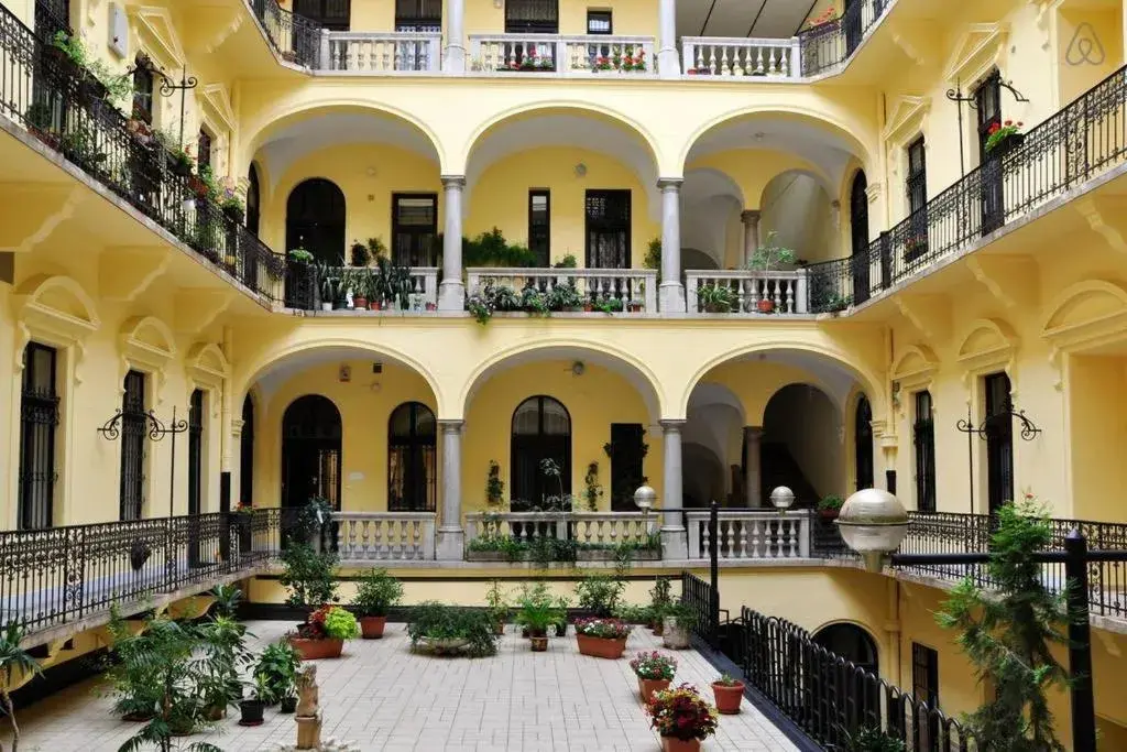 Charming Art Deco Flat Charming Art Deco Flat