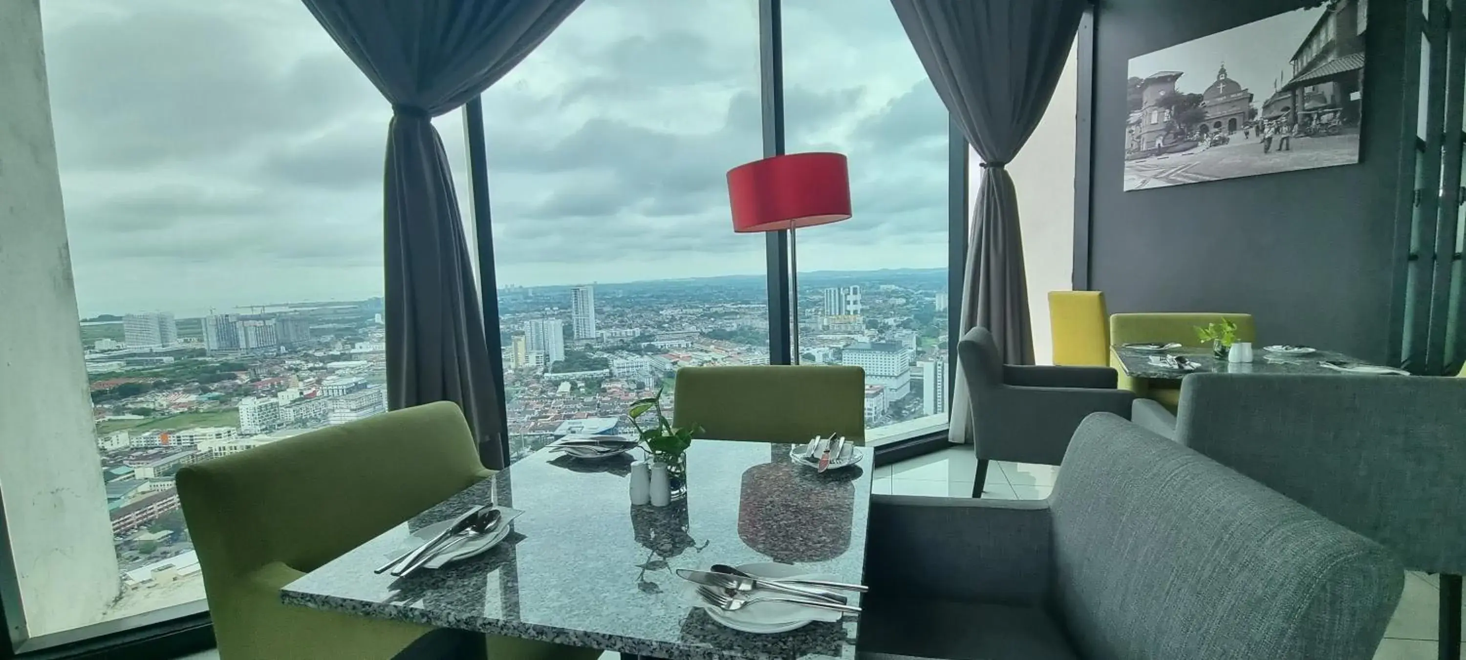 Restaurant/places to eat in The Shore Hotel & Residences Restaurant/places to eat in The Shore Hotel & Residences