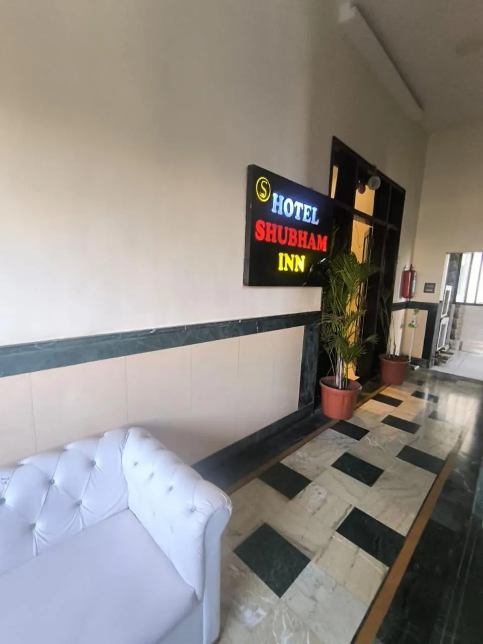 Facade/entrance, Bed in Hotel Shubham Inn