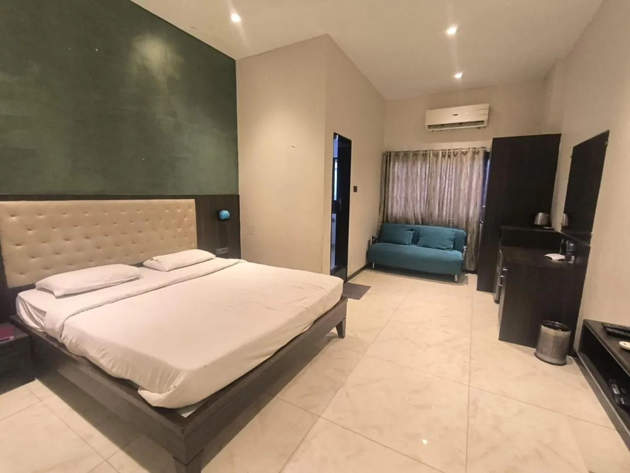 Communal lounge/ TV room, Bed in Hotel Shubham Inn