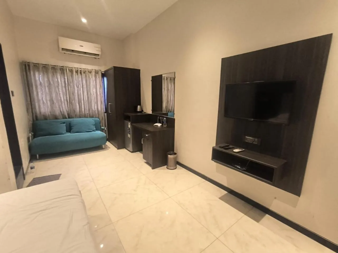 Communal lounge/ TV room, Bed in Hotel Shubham Inn