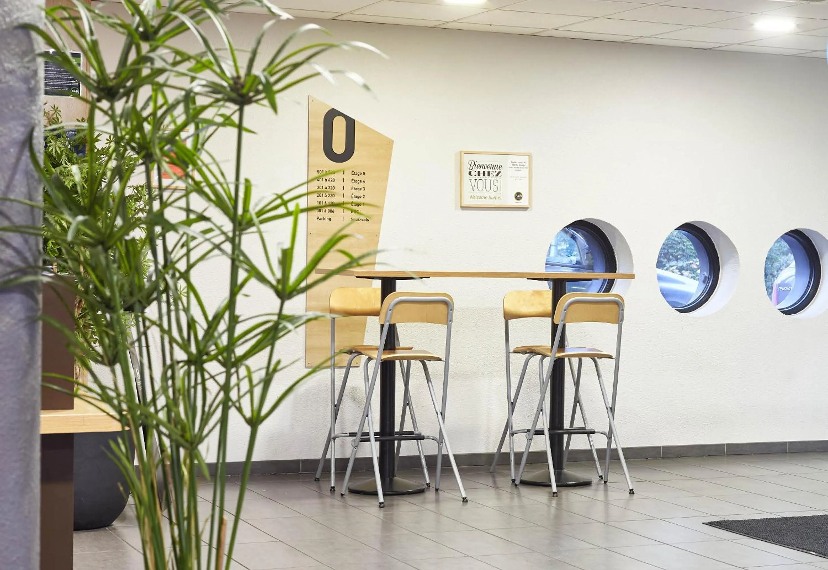 Dining area in B&B HOTEL Paris Le Bourget
