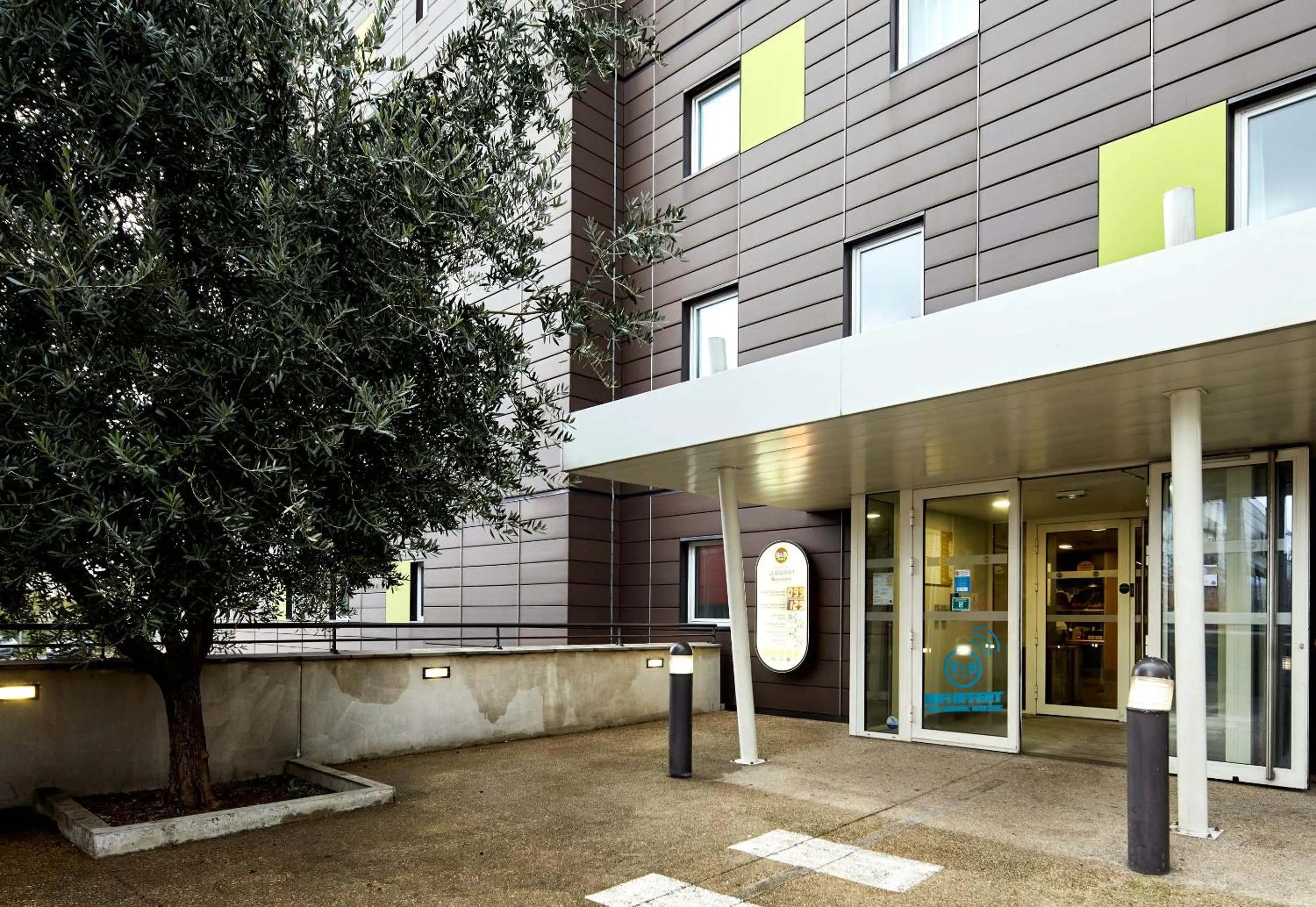 Facade/entrance in B&B HOTEL Paris Le Bourget