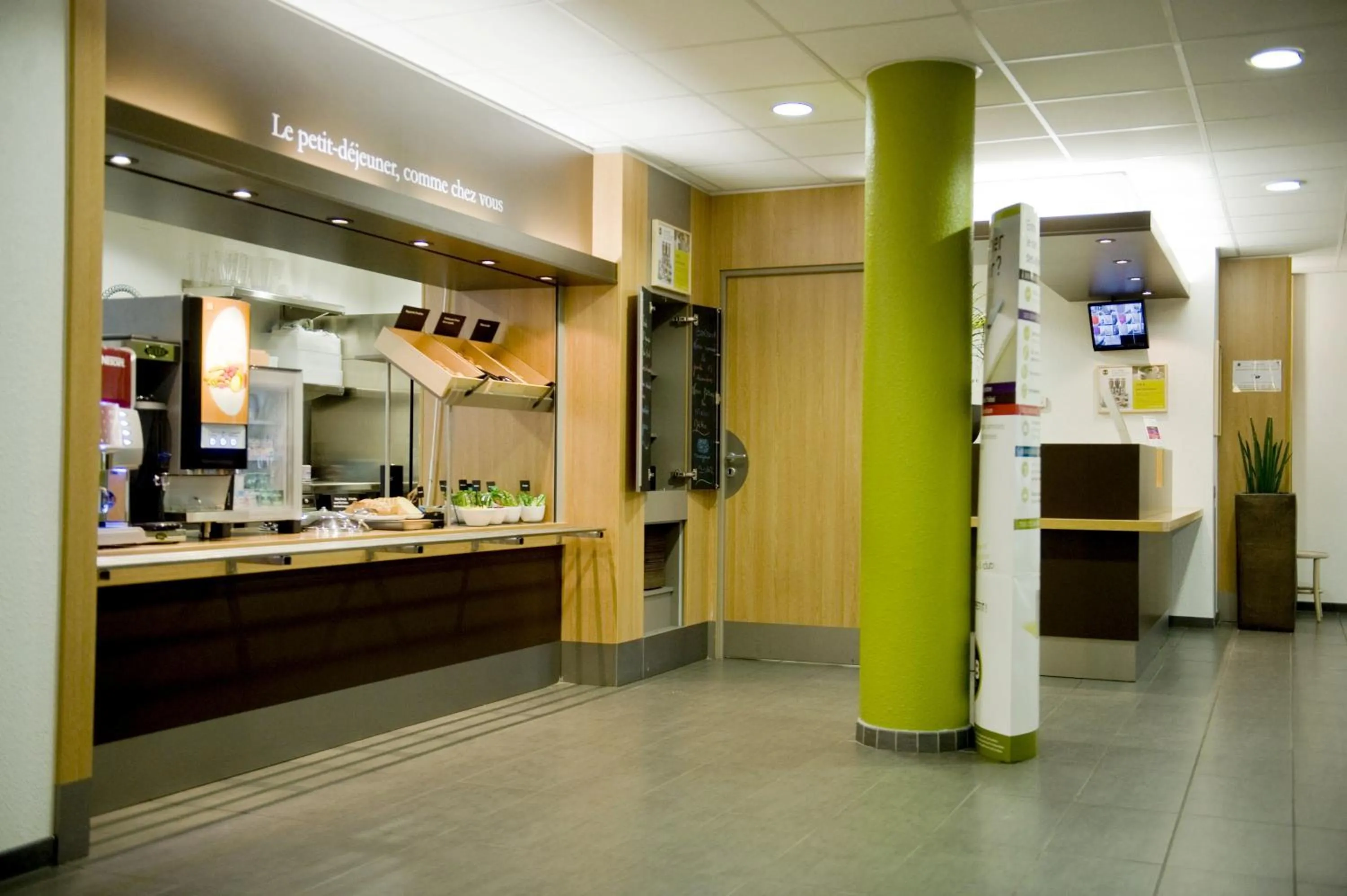 Restaurant/places to eat in B&B HOTEL Paris Le Bourget