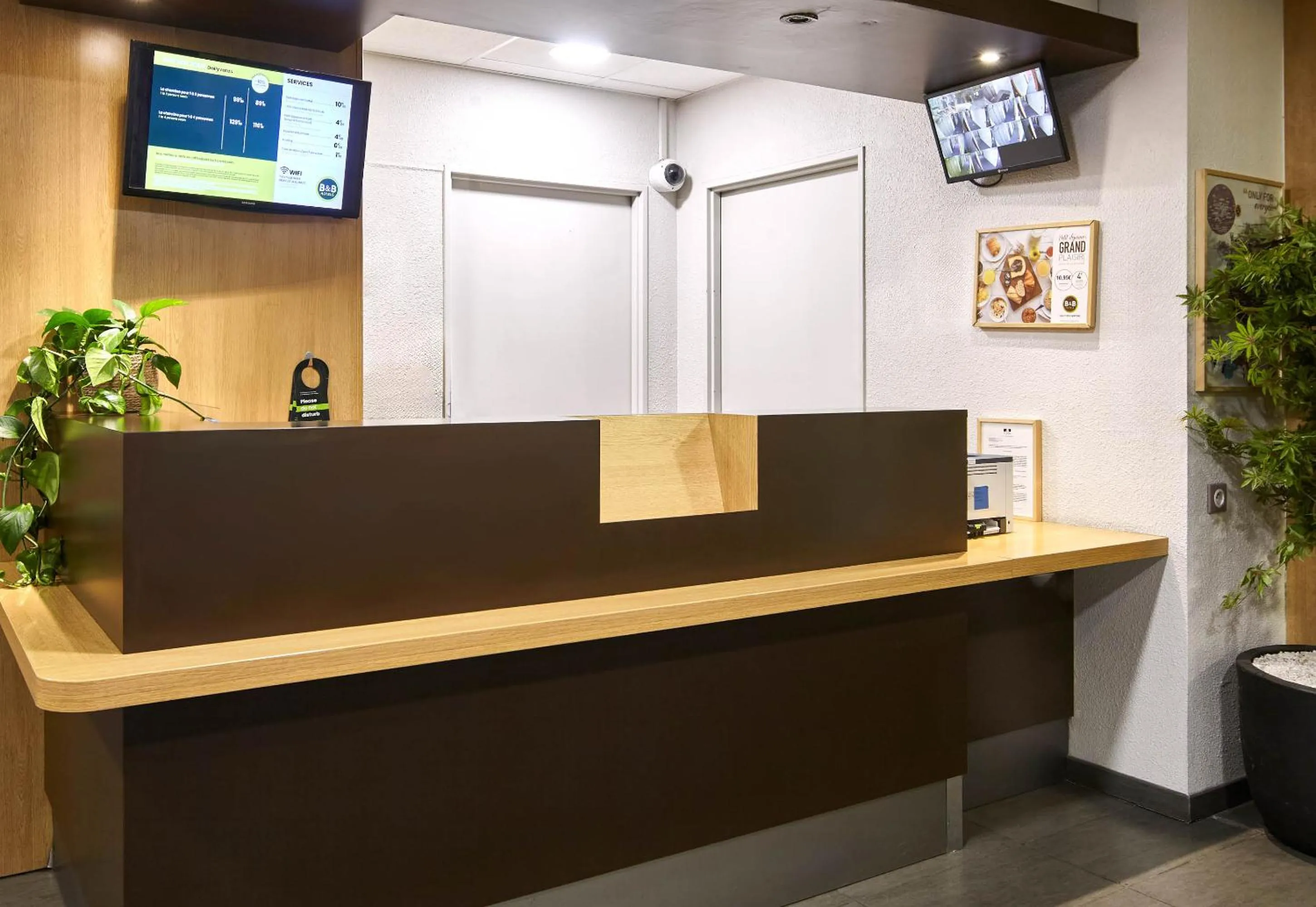 Lobby or reception in B&B HOTEL Paris Le Bourget