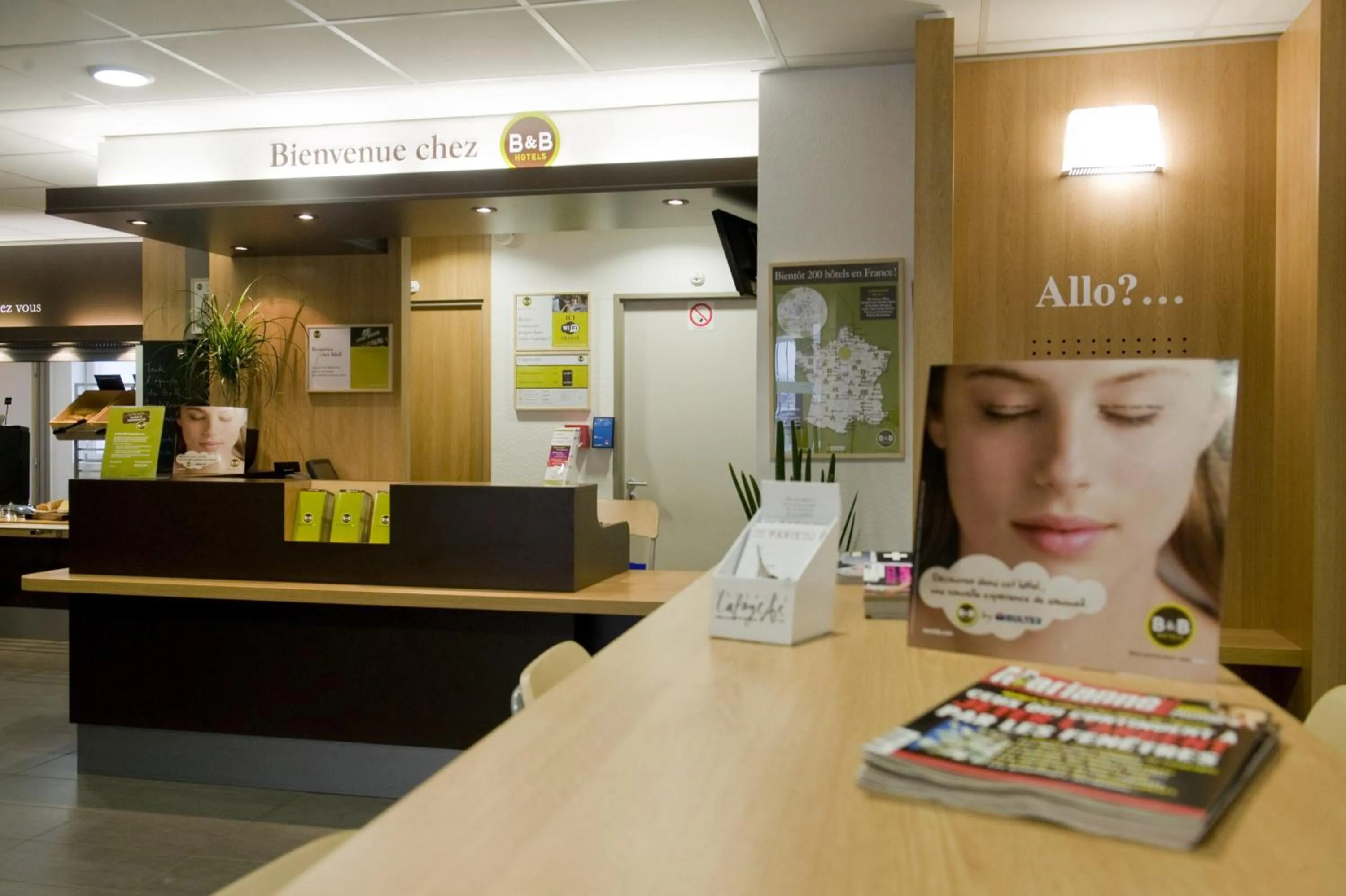 Lobby or reception in B&B HOTEL Paris Le Bourget