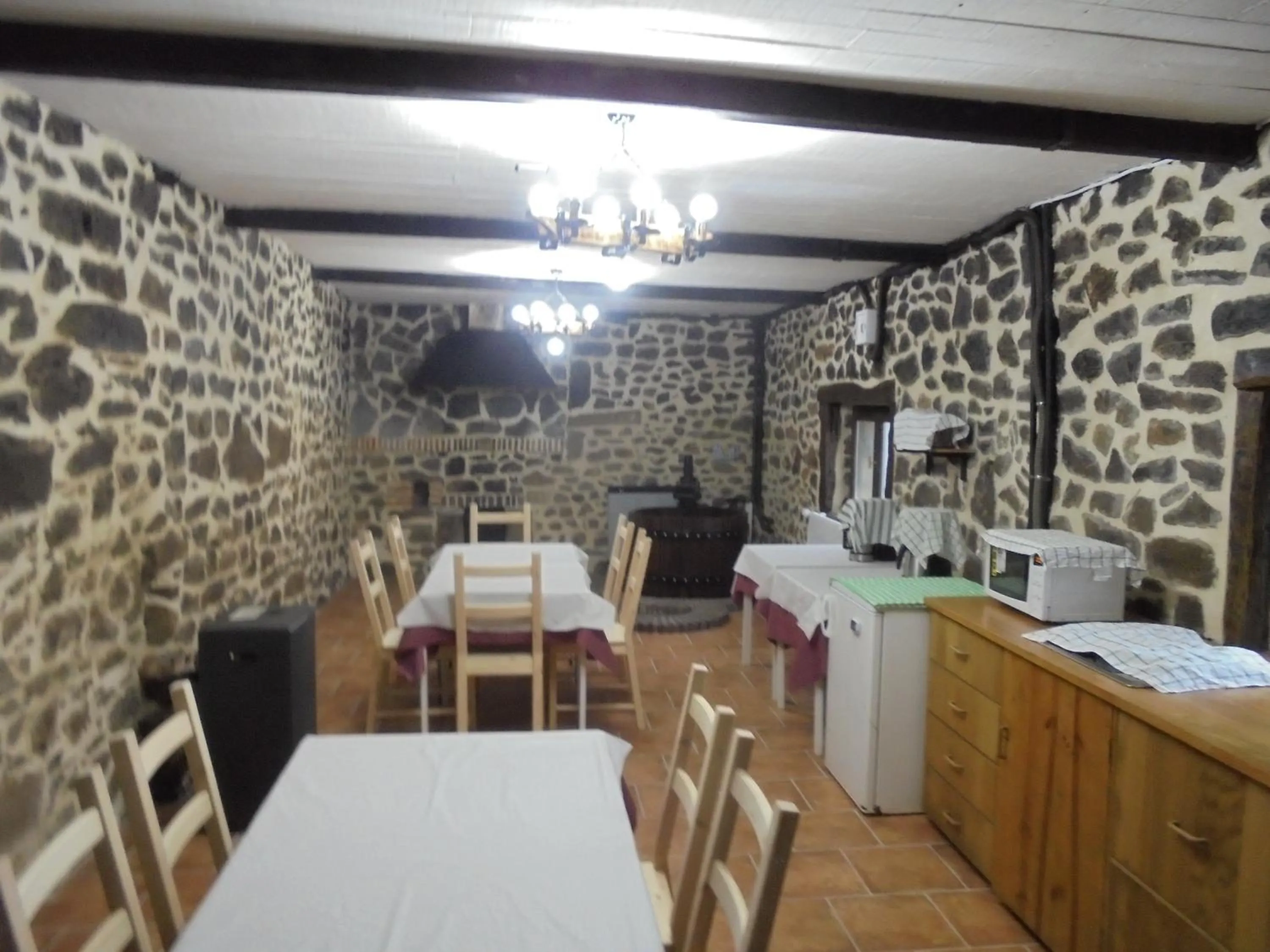 Communal kitchen in Albergue Areitz Soroa