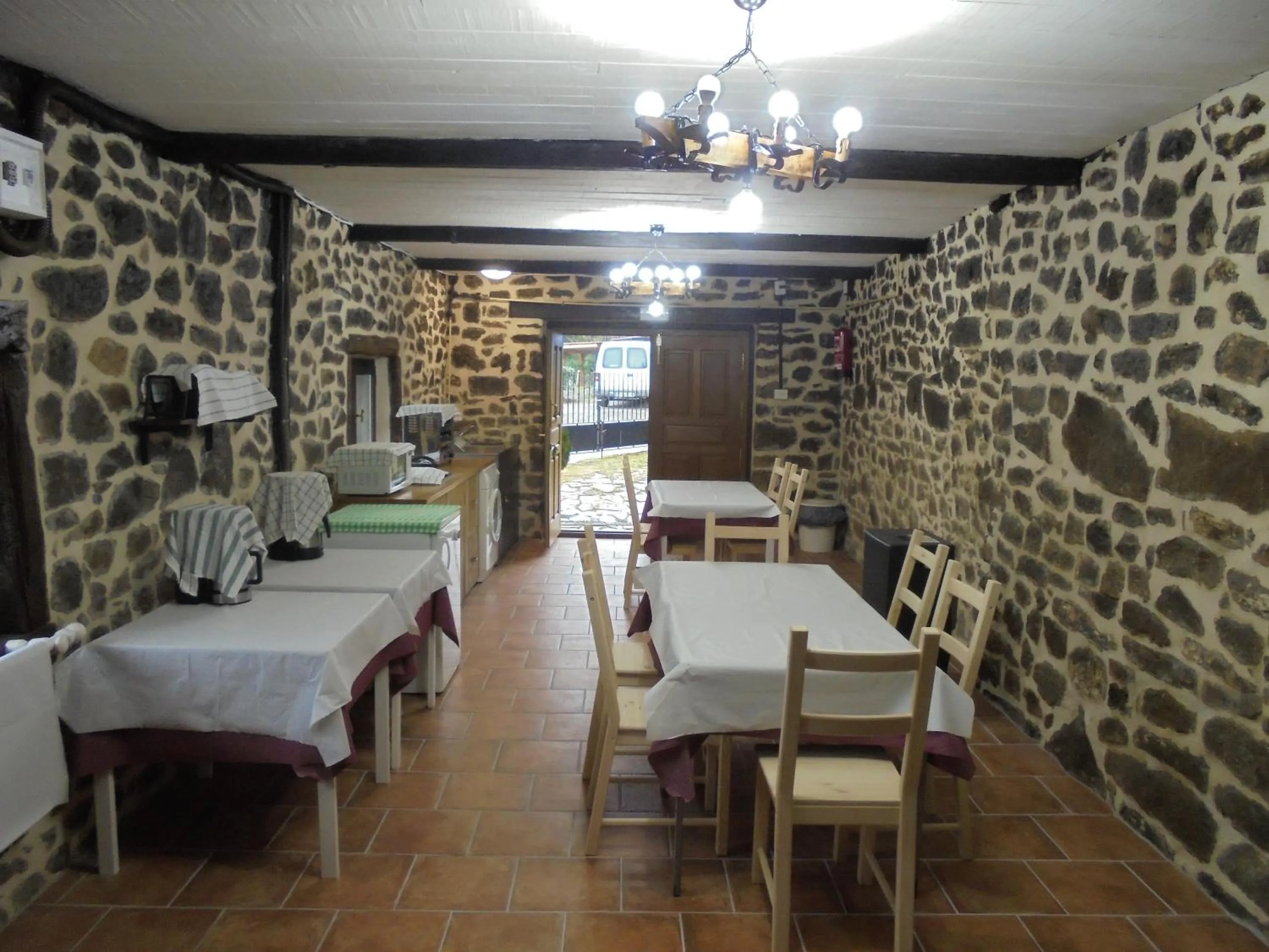 Communal kitchen in Albergue Areitz Soroa