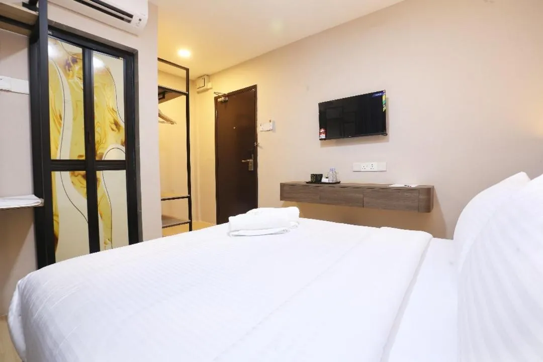 Communal lounge/ TV room, Bed in Royal Guest House RGH